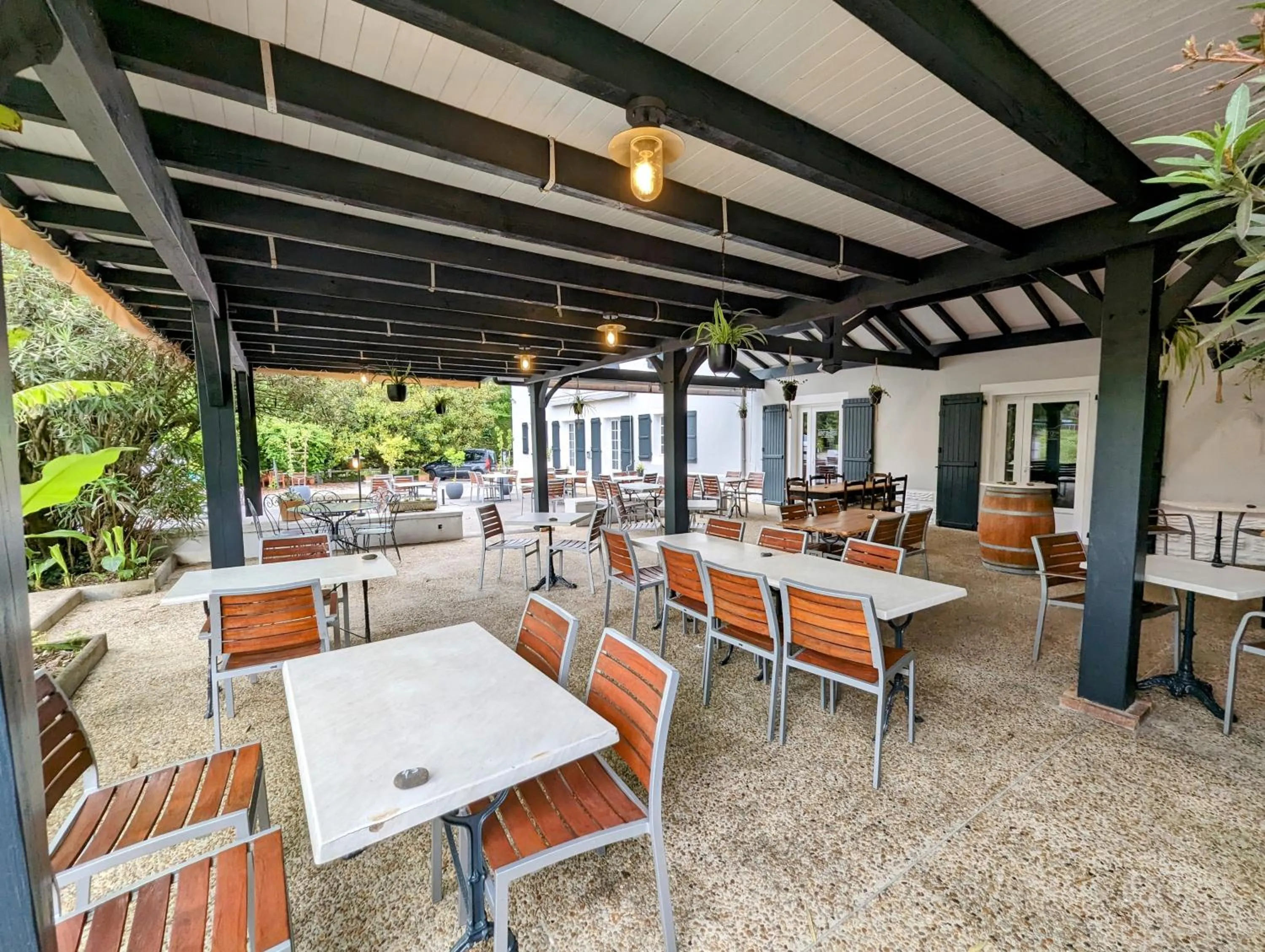 Patio in Logis Auberge du Relais - Hôtel & Restaurant