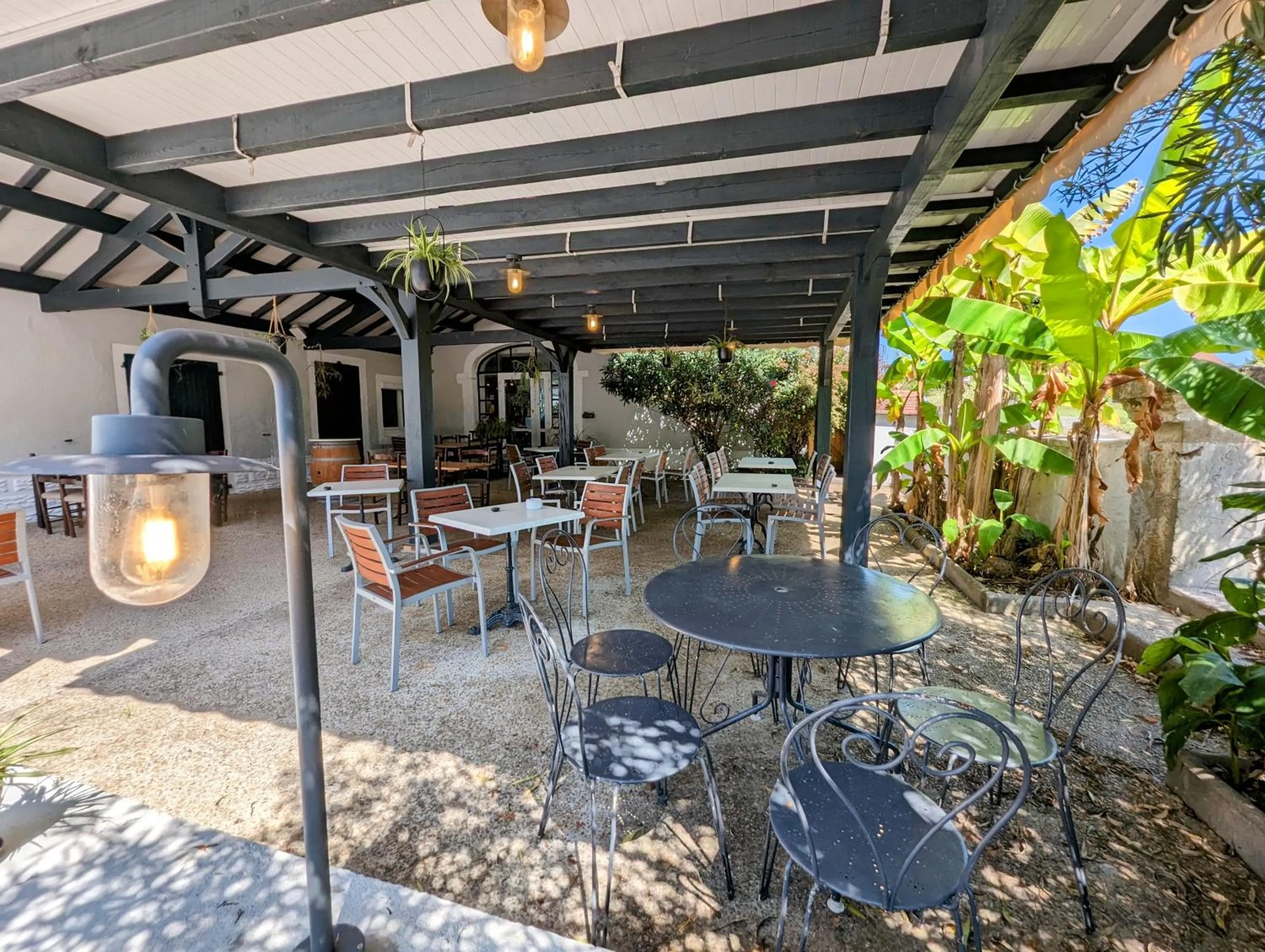 Patio in Logis Auberge du Relais - Hôtel & Restaurant