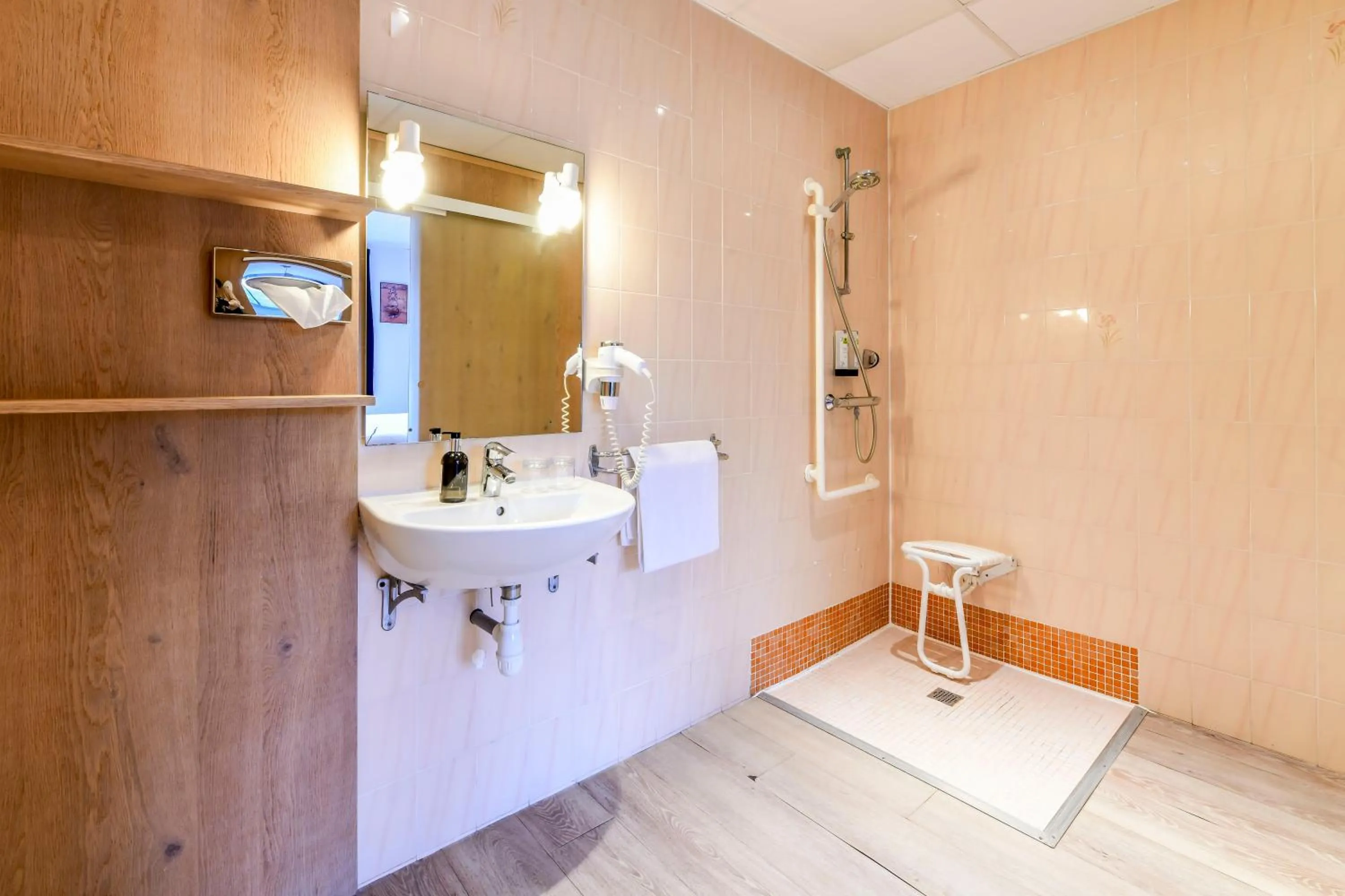 Bathroom in Logis Auberge du Relais - Hôtel & Restaurant