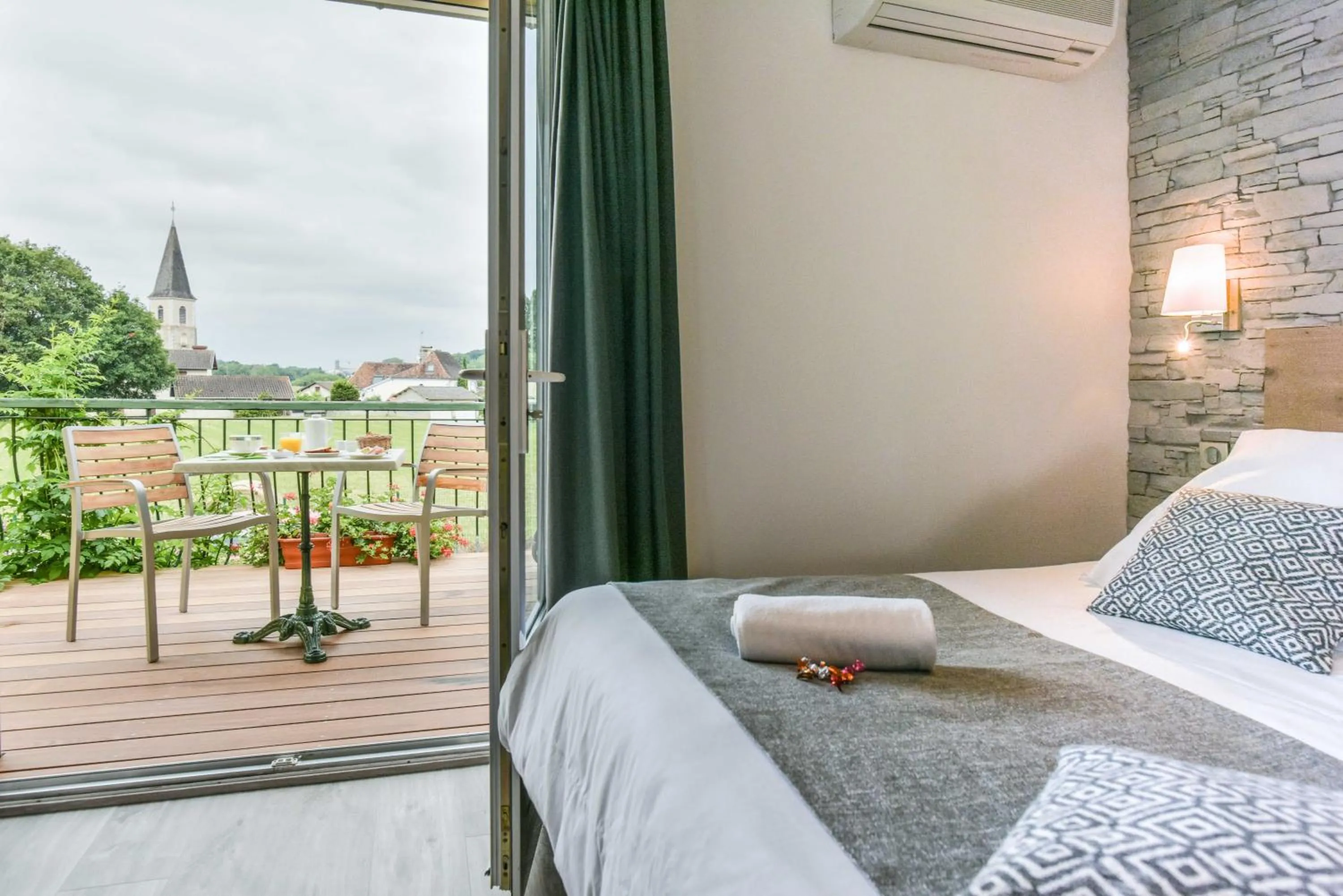 Bed in Logis Auberge du Relais - Hôtel & Restaurant