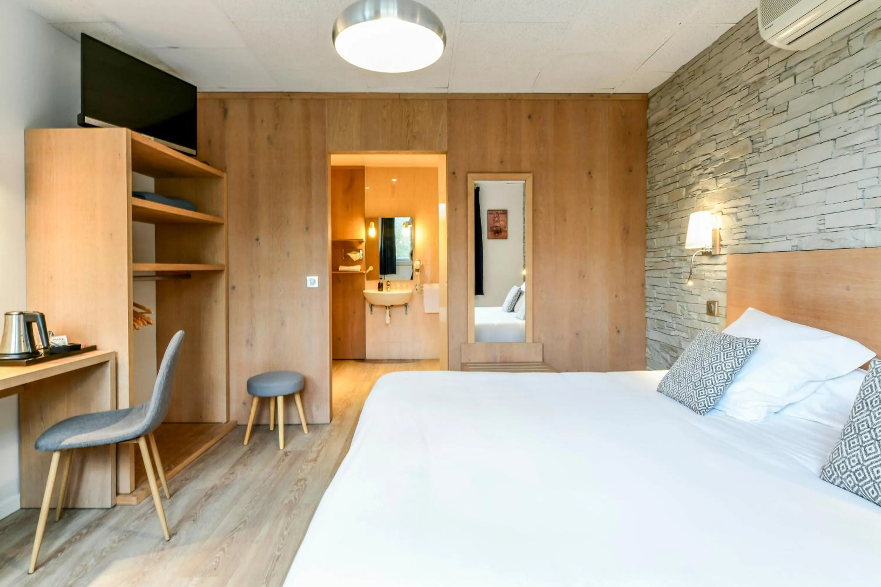 Photo of the whole room, Bed in Logis Auberge du Relais - Hôtel & Restaurant