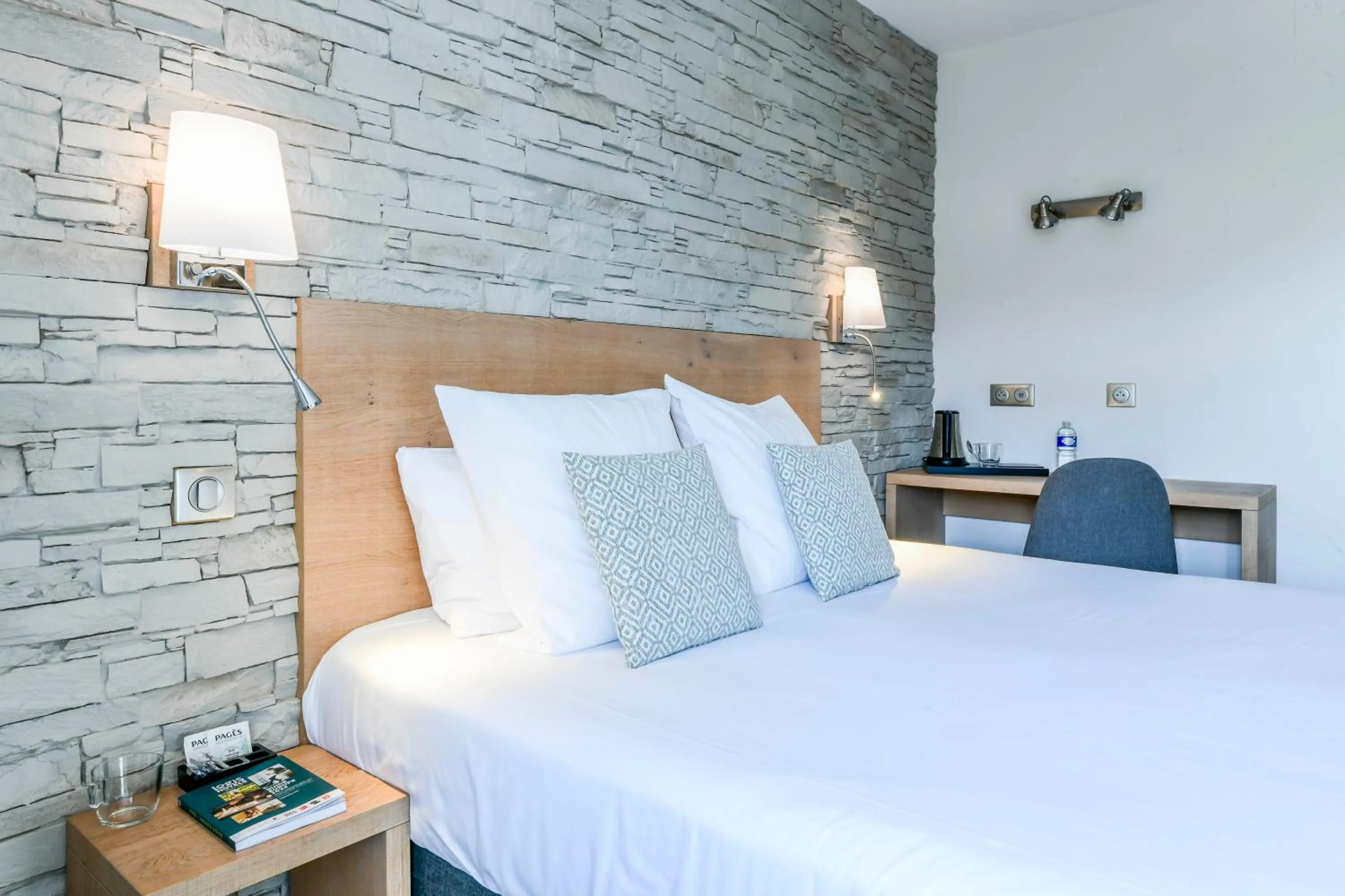 Bed in Logis Auberge du Relais - Hôtel & Restaurant