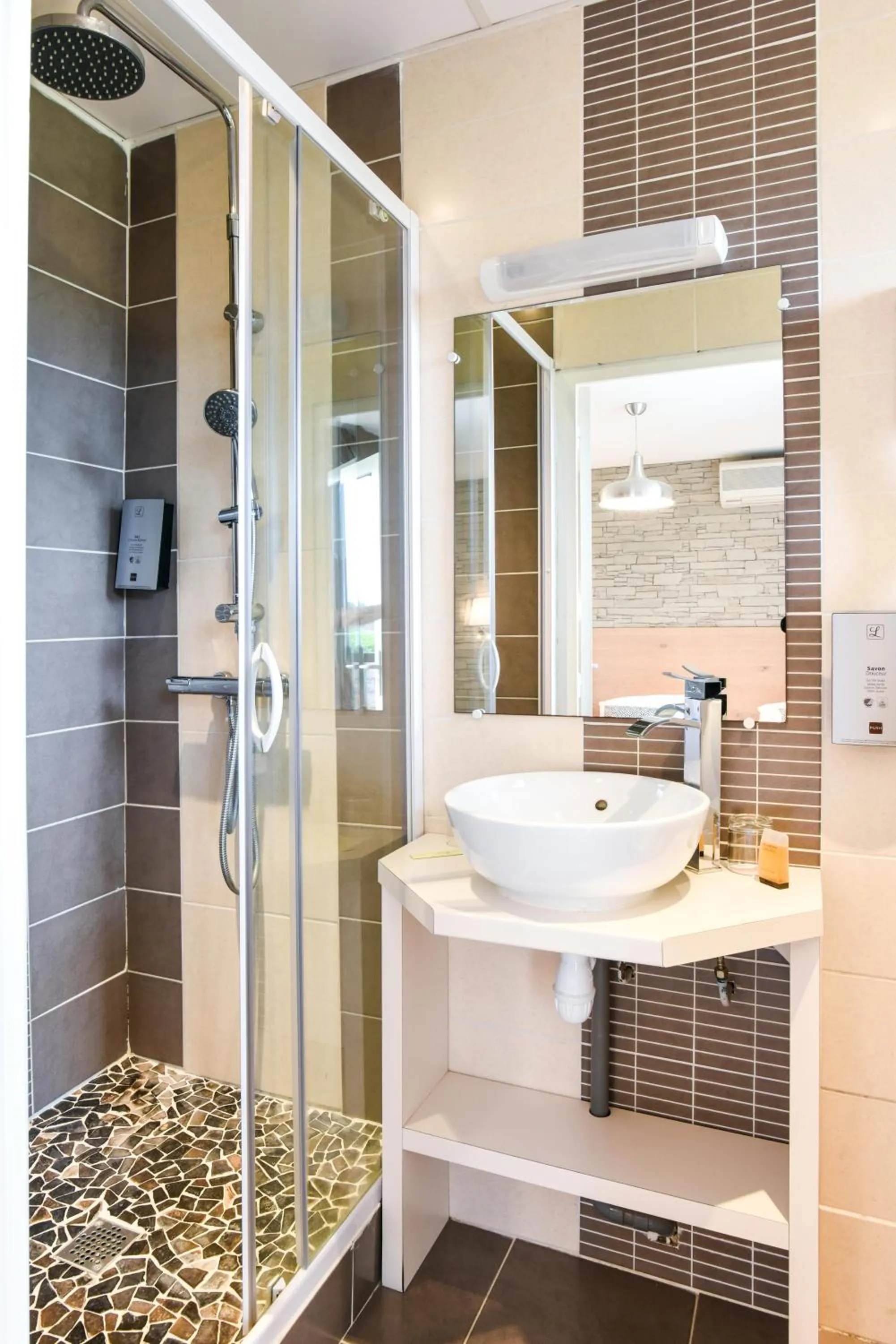 Bathroom in Logis Auberge du Relais - Hôtel & Restaurant