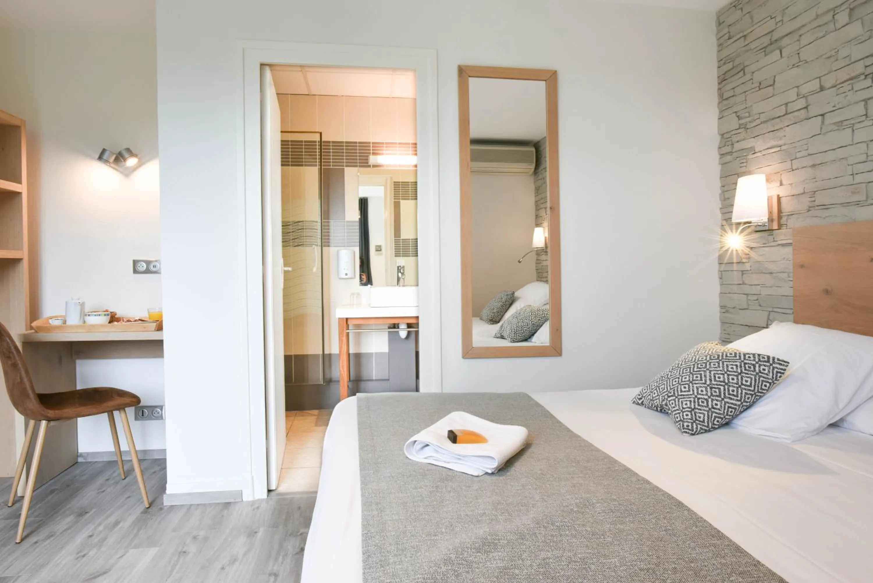 Photo of the whole room, Bed in Logis Auberge du Relais - Hôtel & Restaurant