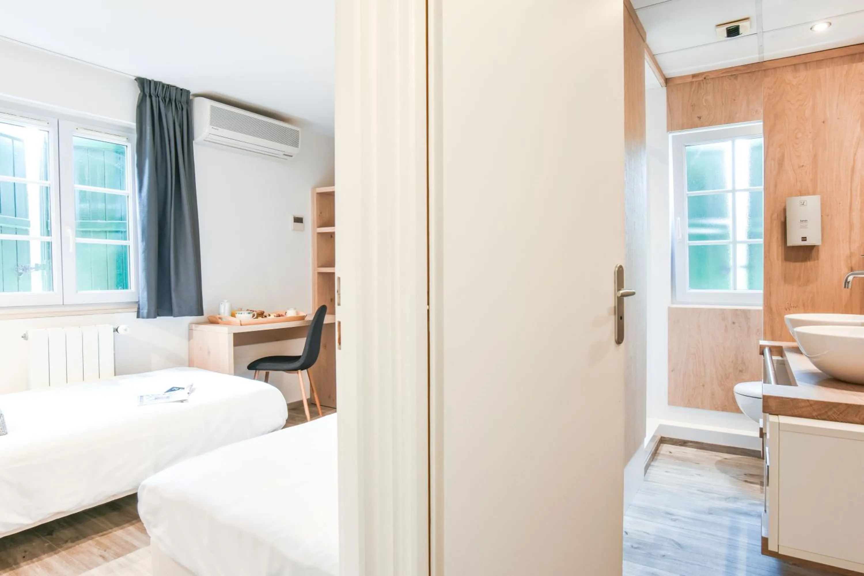 Swimming pool, Bed in Logis Auberge du Relais - Hôtel & Restaurant