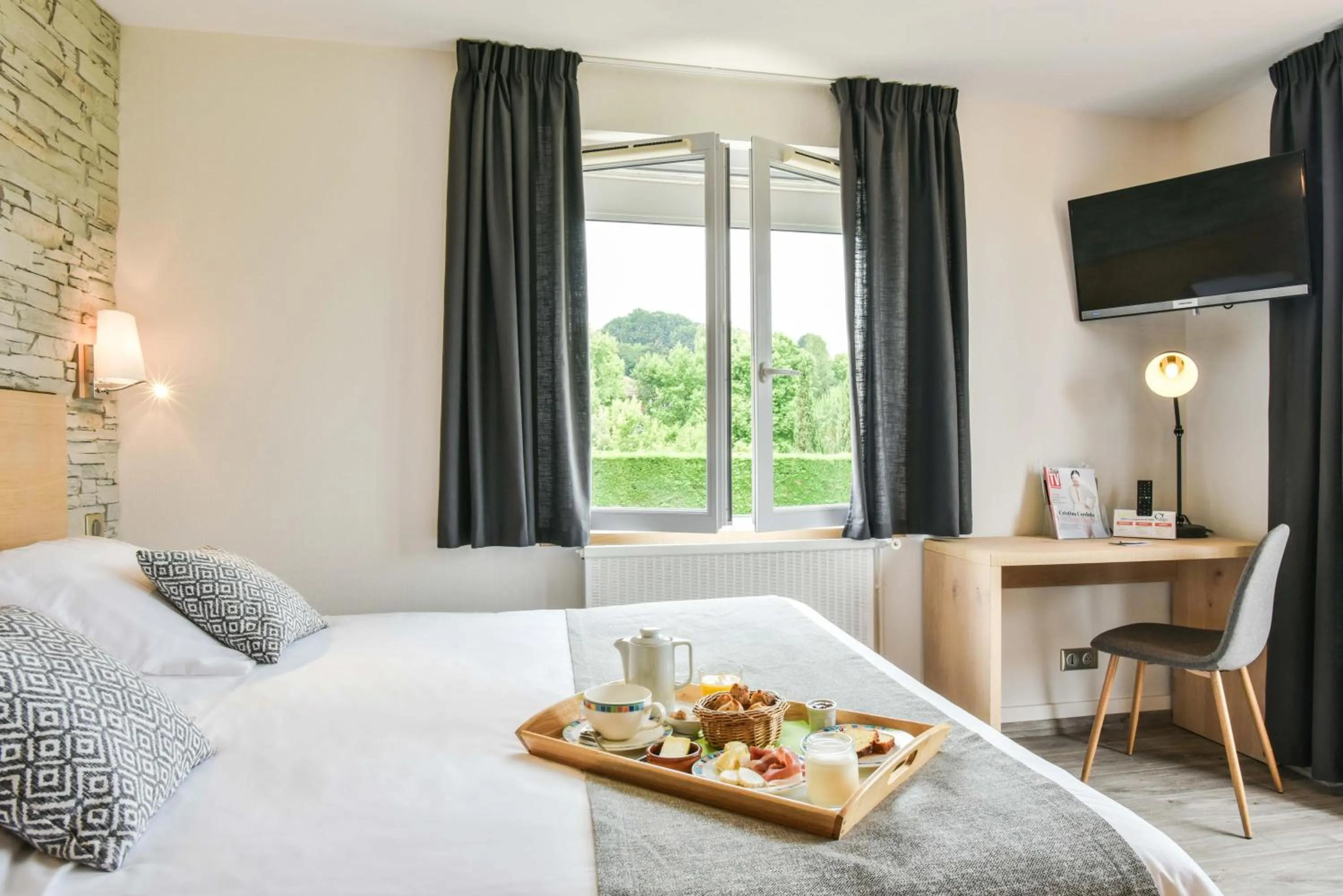 Photo of the whole room, Bed in Logis Auberge du Relais - Hôtel & Restaurant