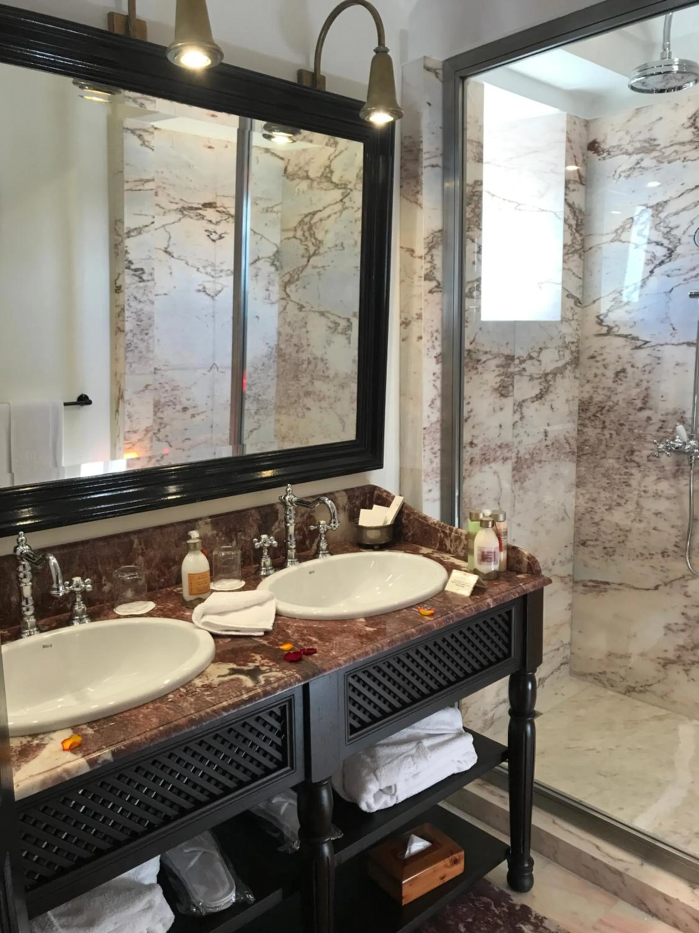 Shower in Heure Bleue Palais - Relais & Châteaux