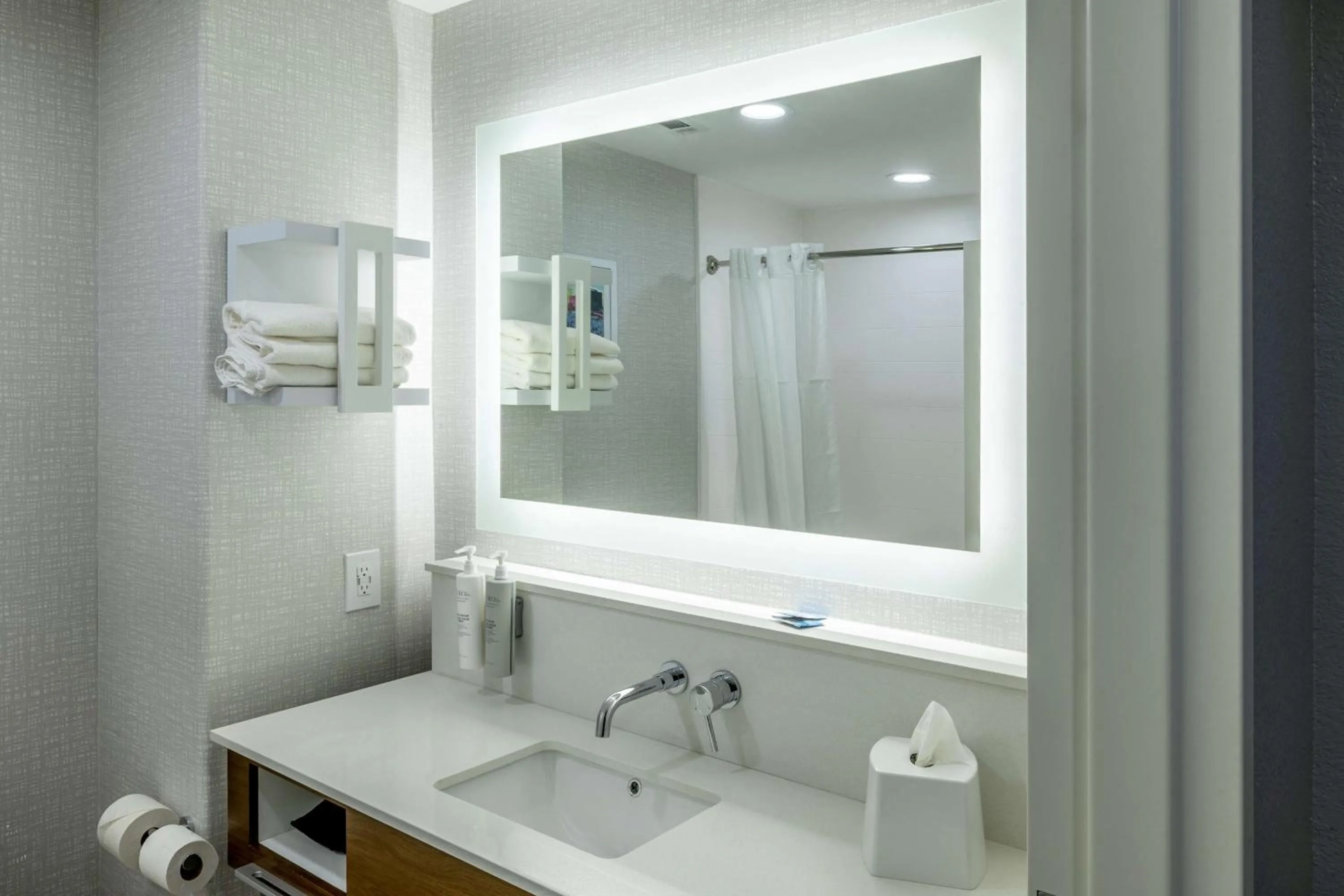 Bathroom in Hampton Inn & Suites Cleburne