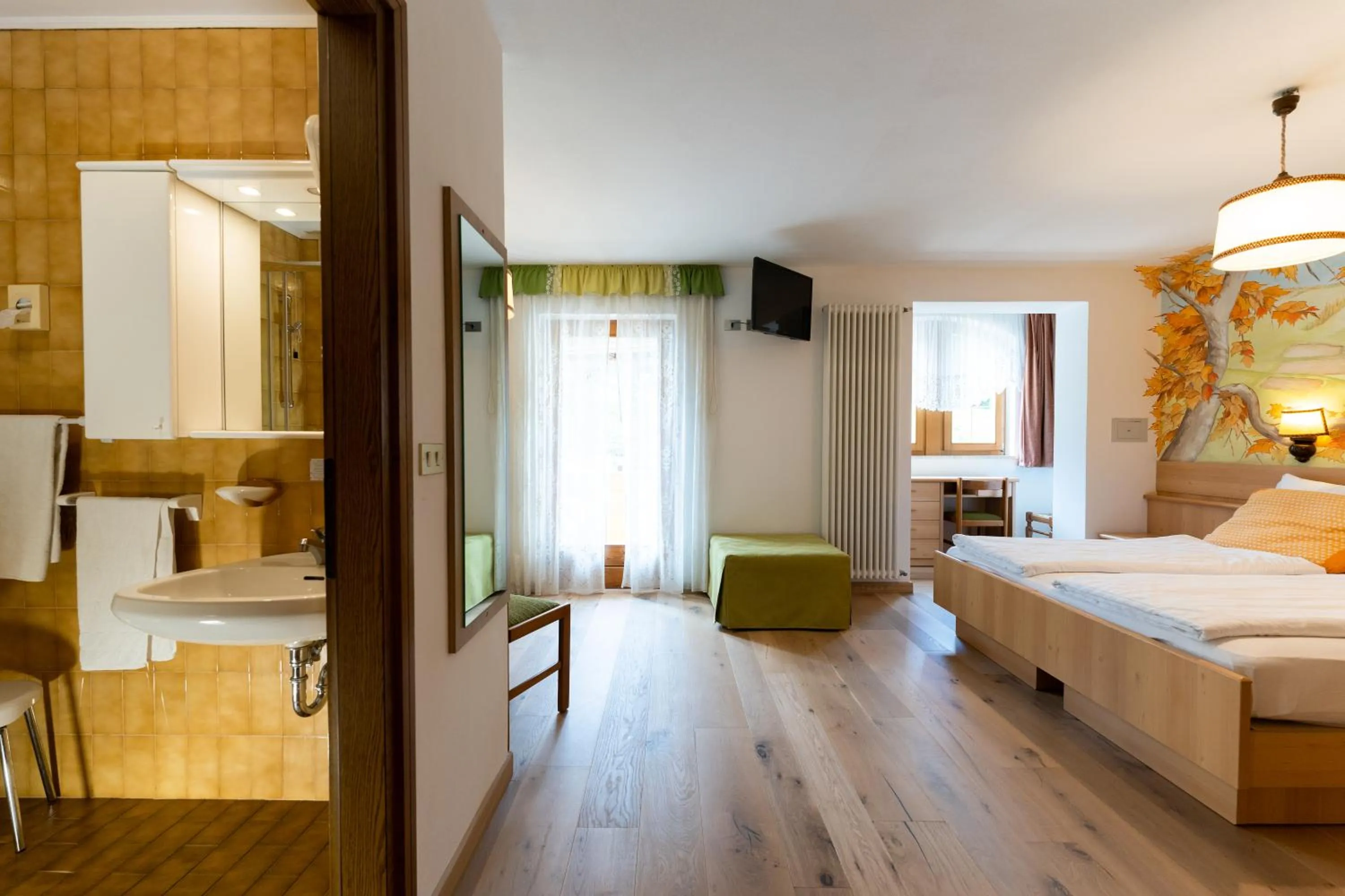 Photo of the whole room, Bed in Latemar - Hotel Suites Spa