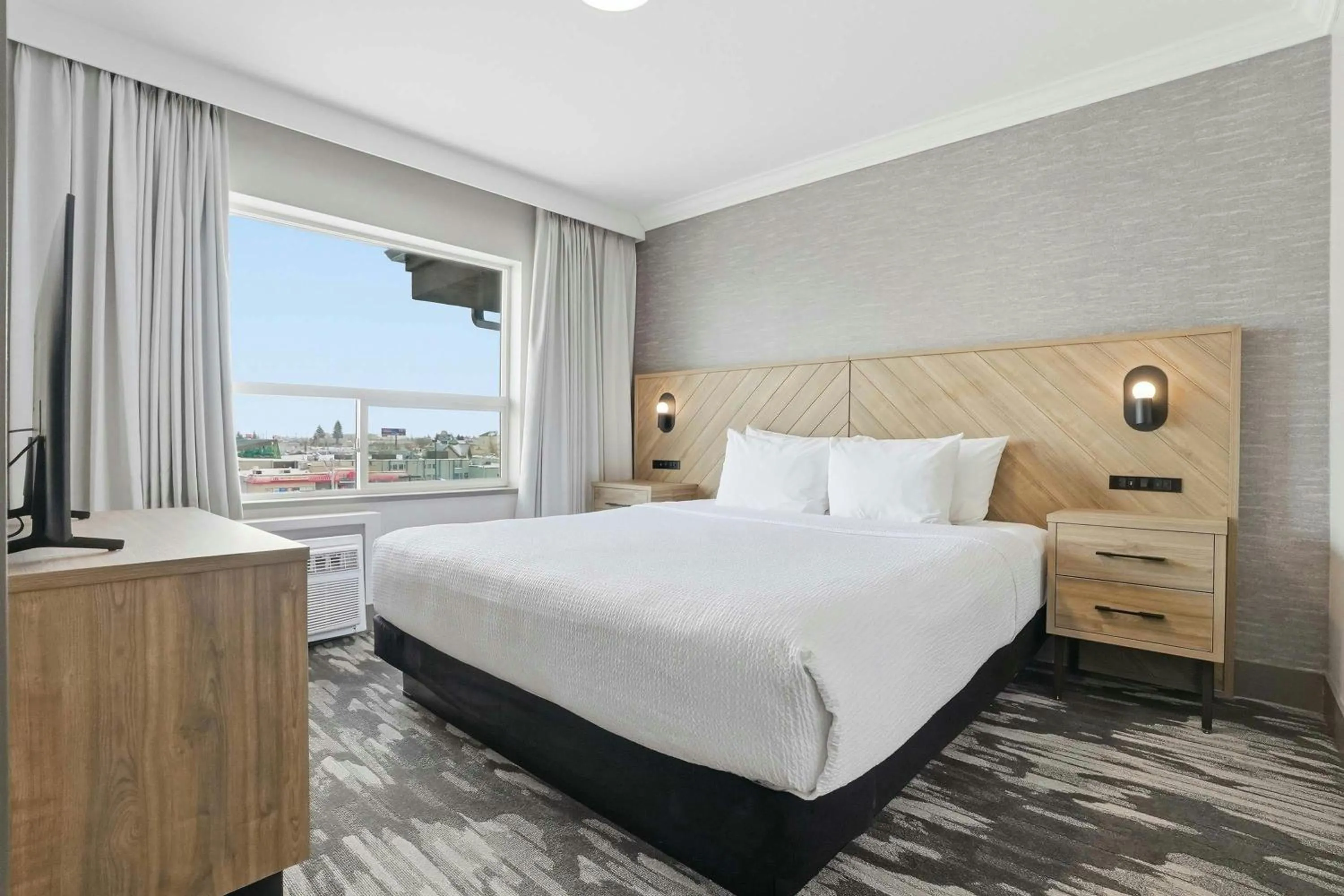 Photo of the whole room, Bed in Sandman Hotel Saskatoon