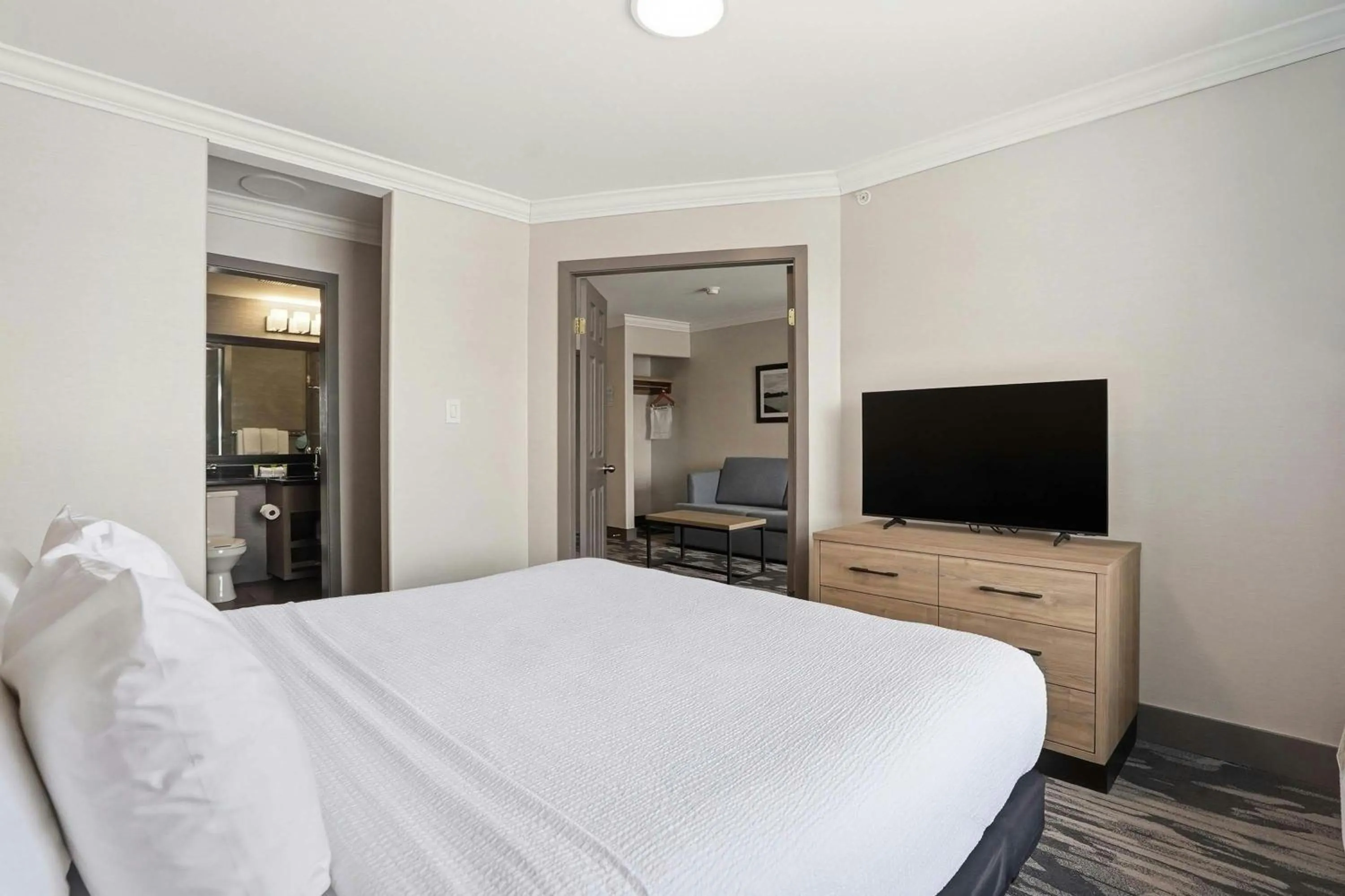 Photo of the whole room, Bed in Sandman Hotel Saskatoon