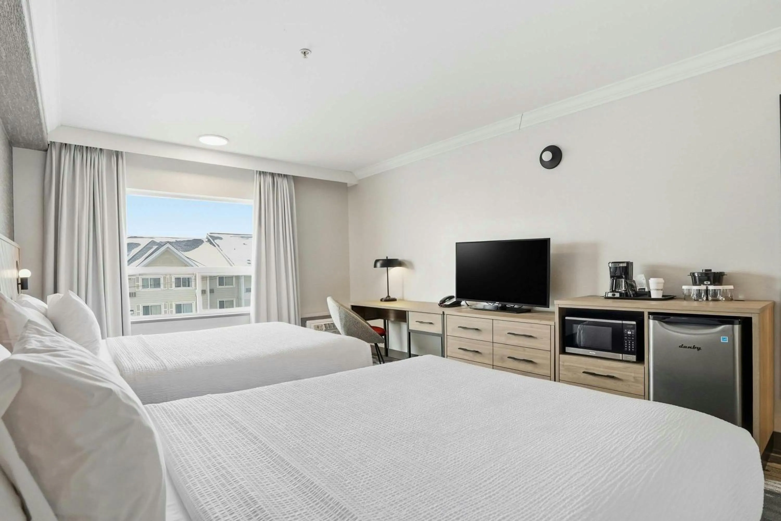 Photo of the whole room, Bed in Sandman Hotel Saskatoon