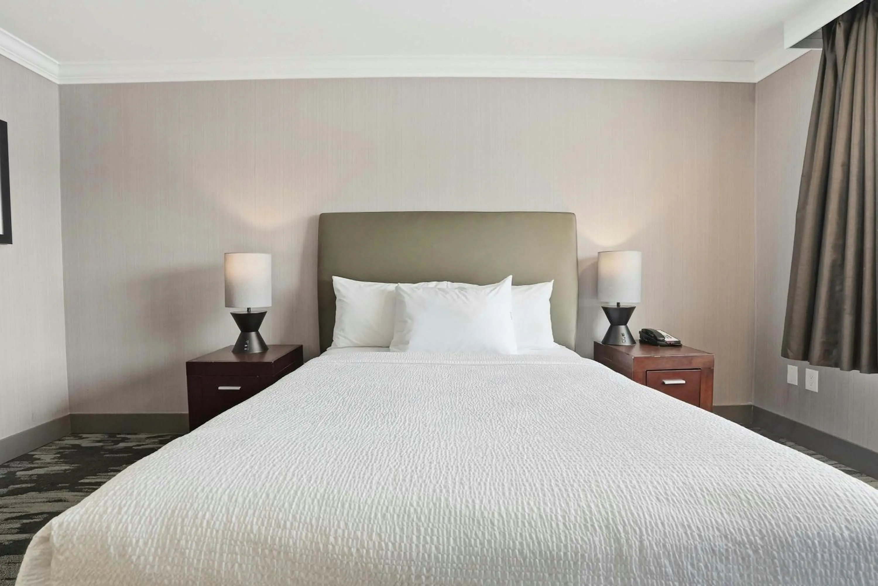 Photo of the whole room, Bed in Sandman Hotel Saskatoon