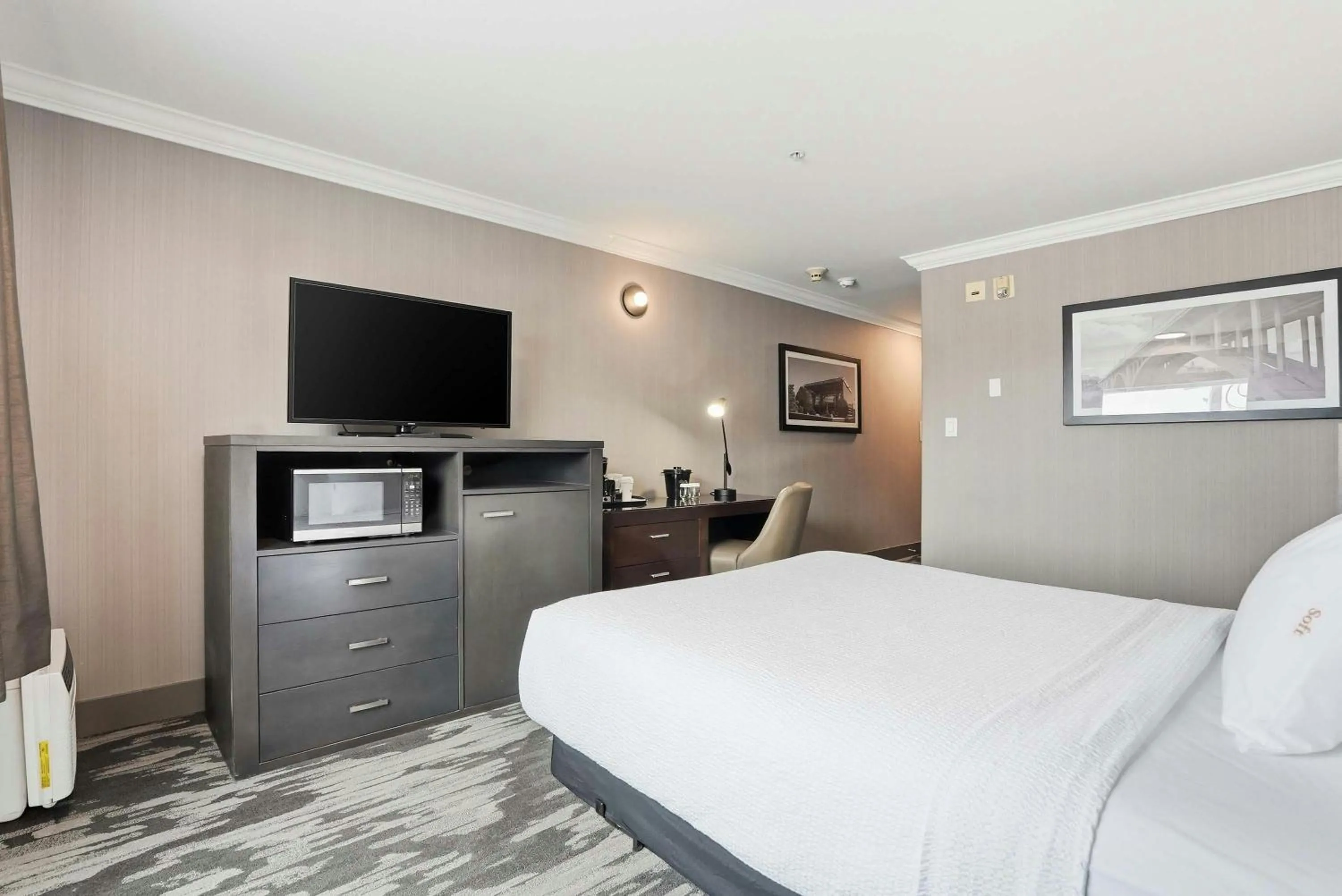 Photo of the whole room, Bed in Sandman Hotel Saskatoon