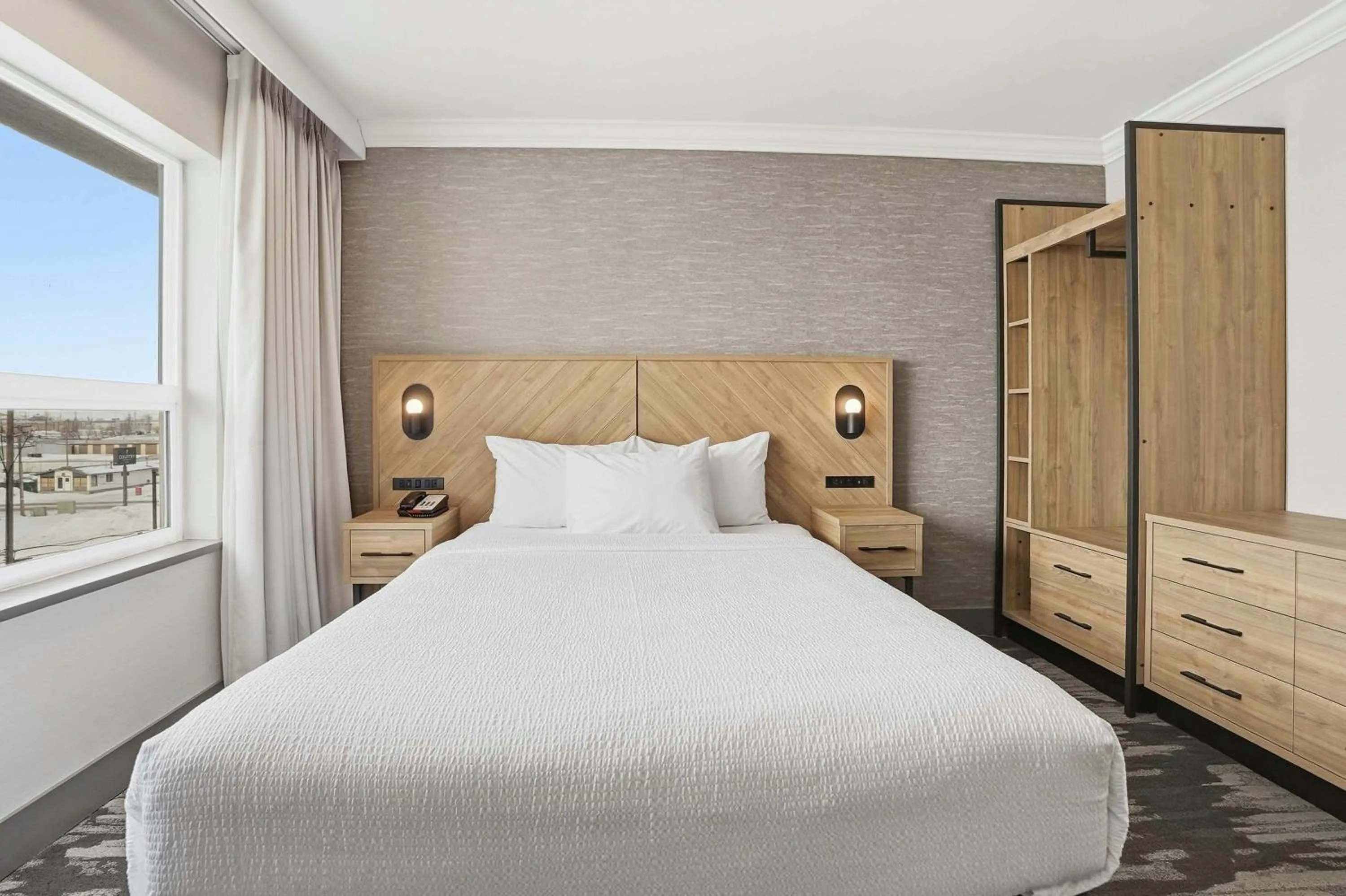 Photo of the whole room, Bed in Sandman Hotel Saskatoon