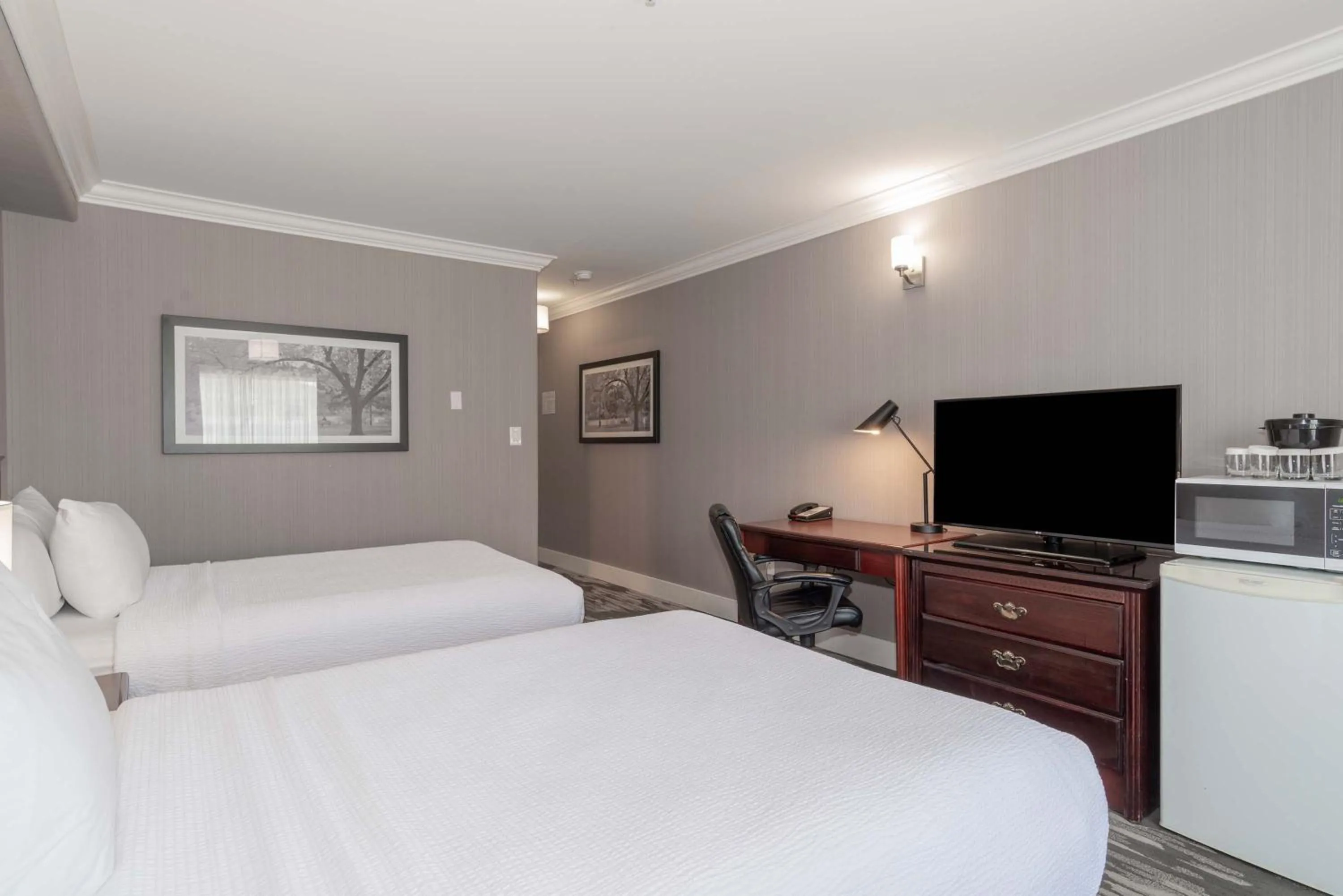 Photo of the whole room, Bed in Sandman Hotel Saskatoon