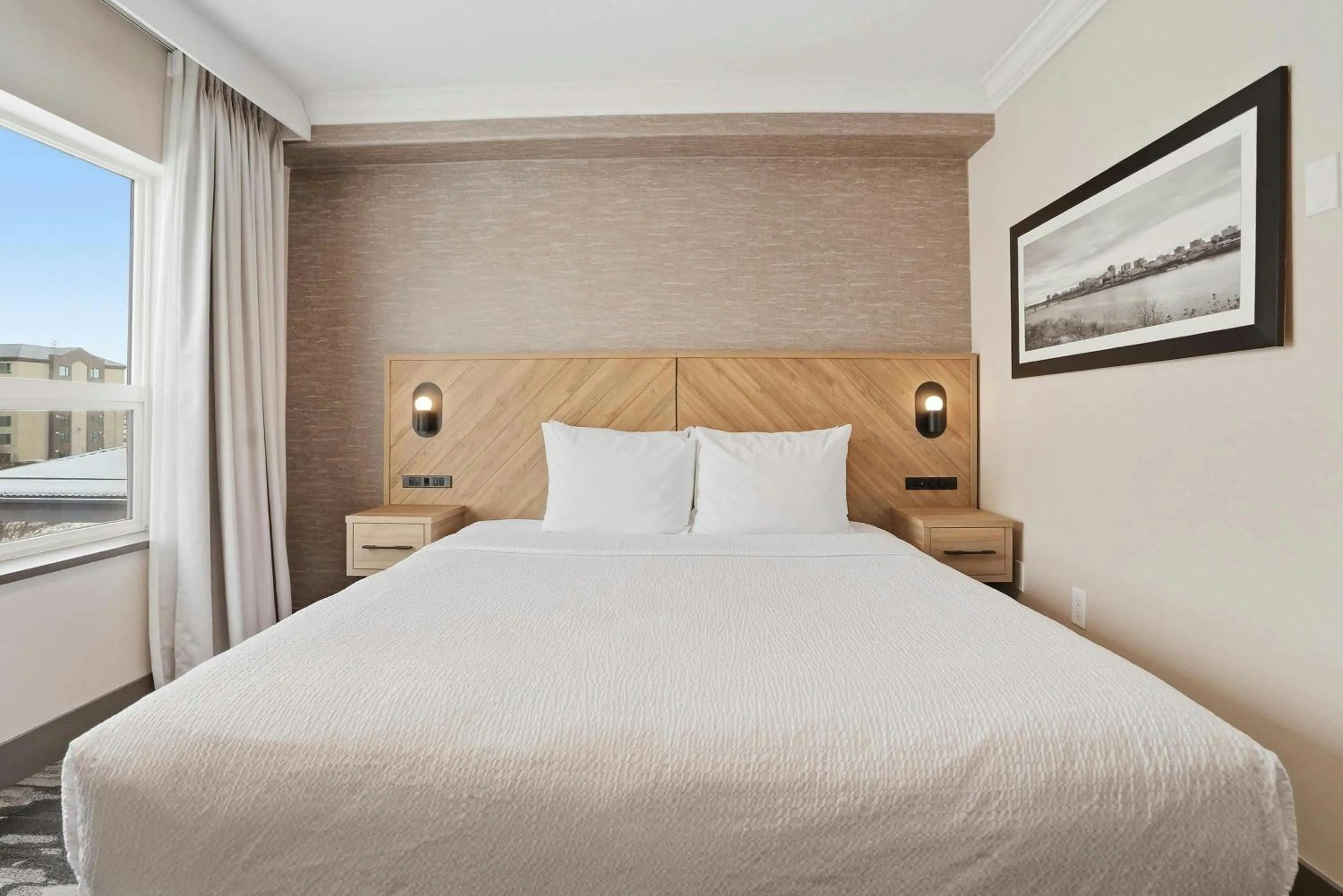 Photo of the whole room, Bed in Sandman Hotel Saskatoon