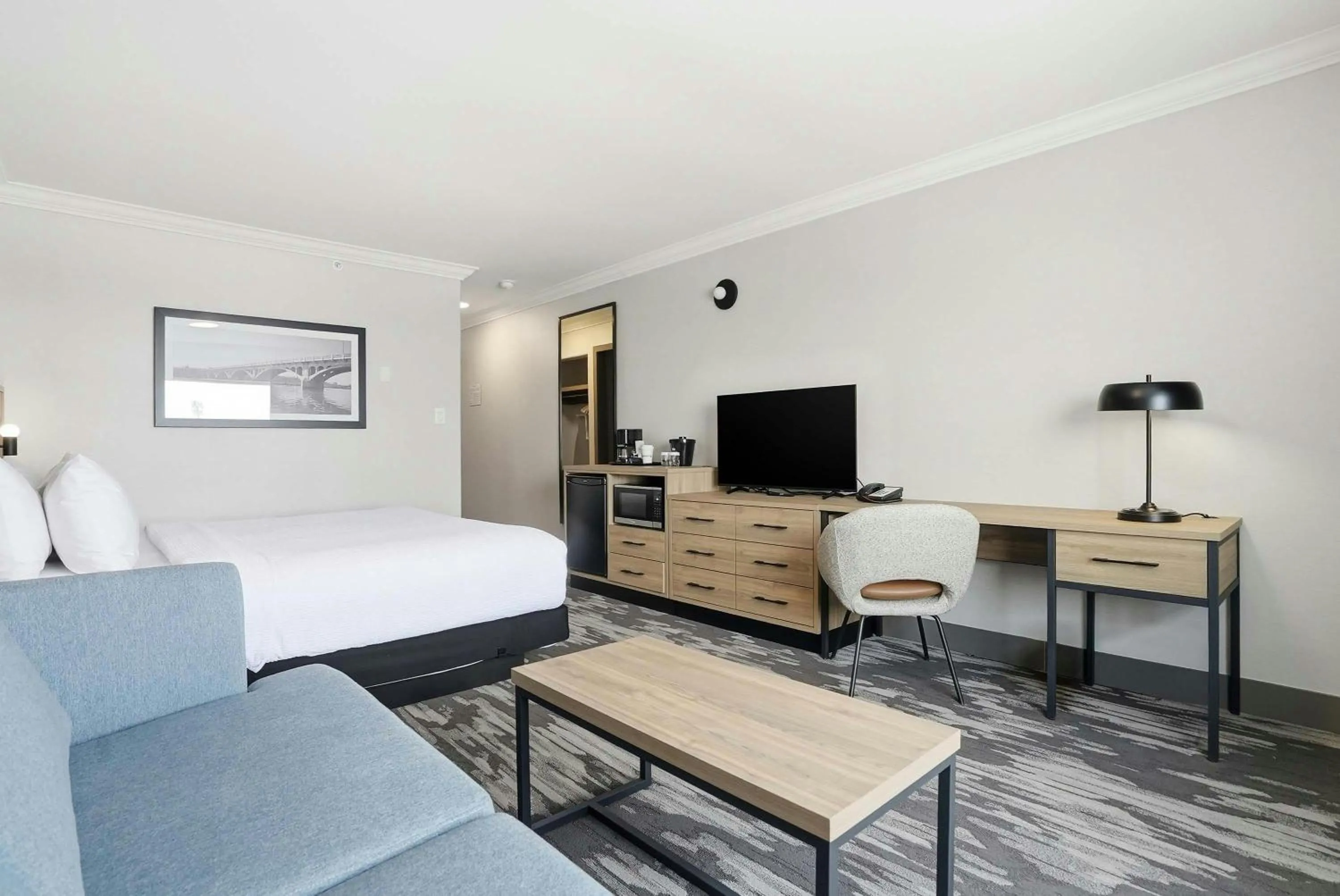 Photo of the whole room, Bed in Sandman Hotel Saskatoon