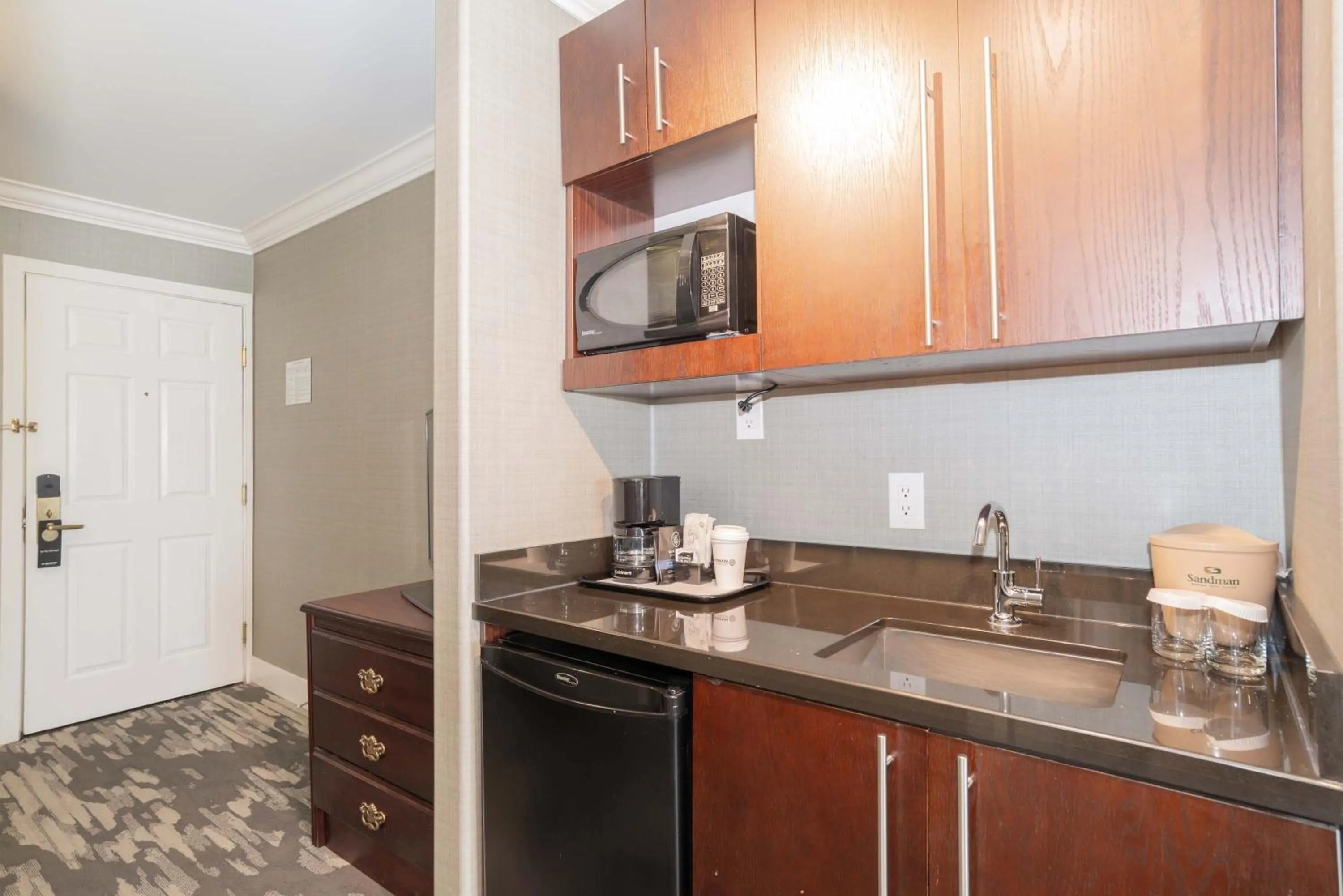 Kitchen or kitchenette in Sandman Hotel Saskatoon