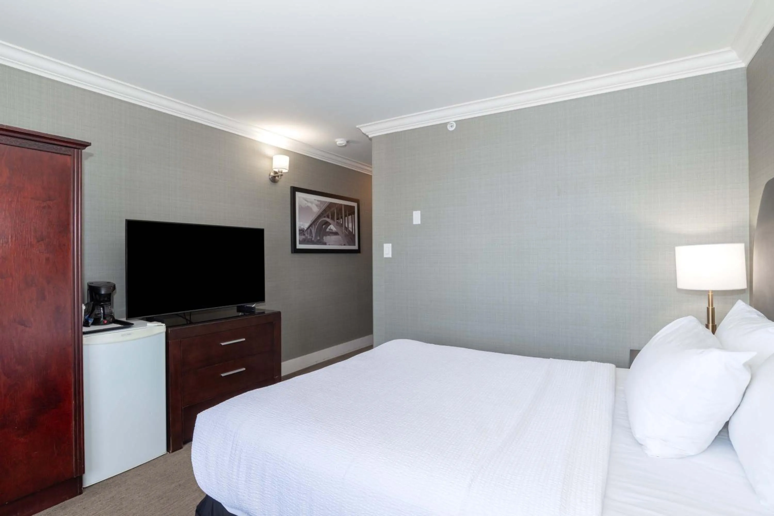 Photo of the whole room, Bed in Sandman Hotel Saskatoon