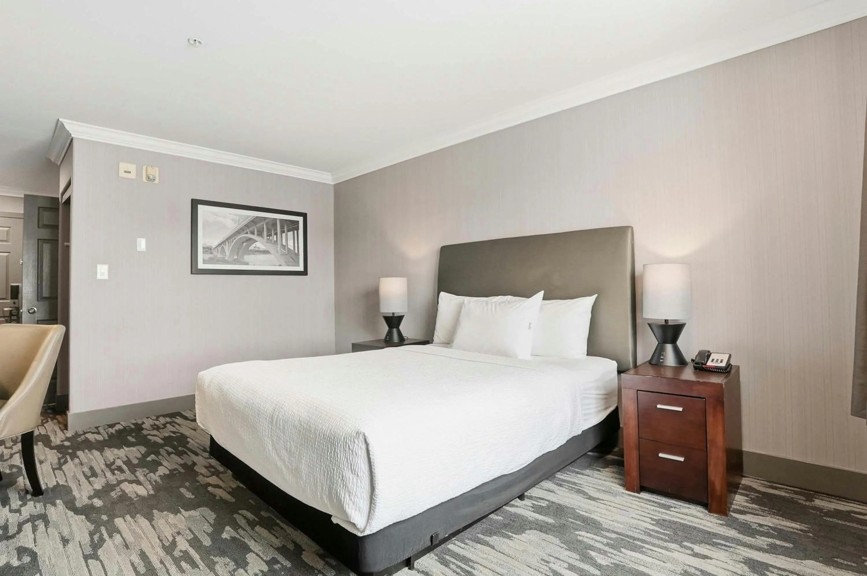 Photo of the whole room, Bed in Sandman Hotel Saskatoon