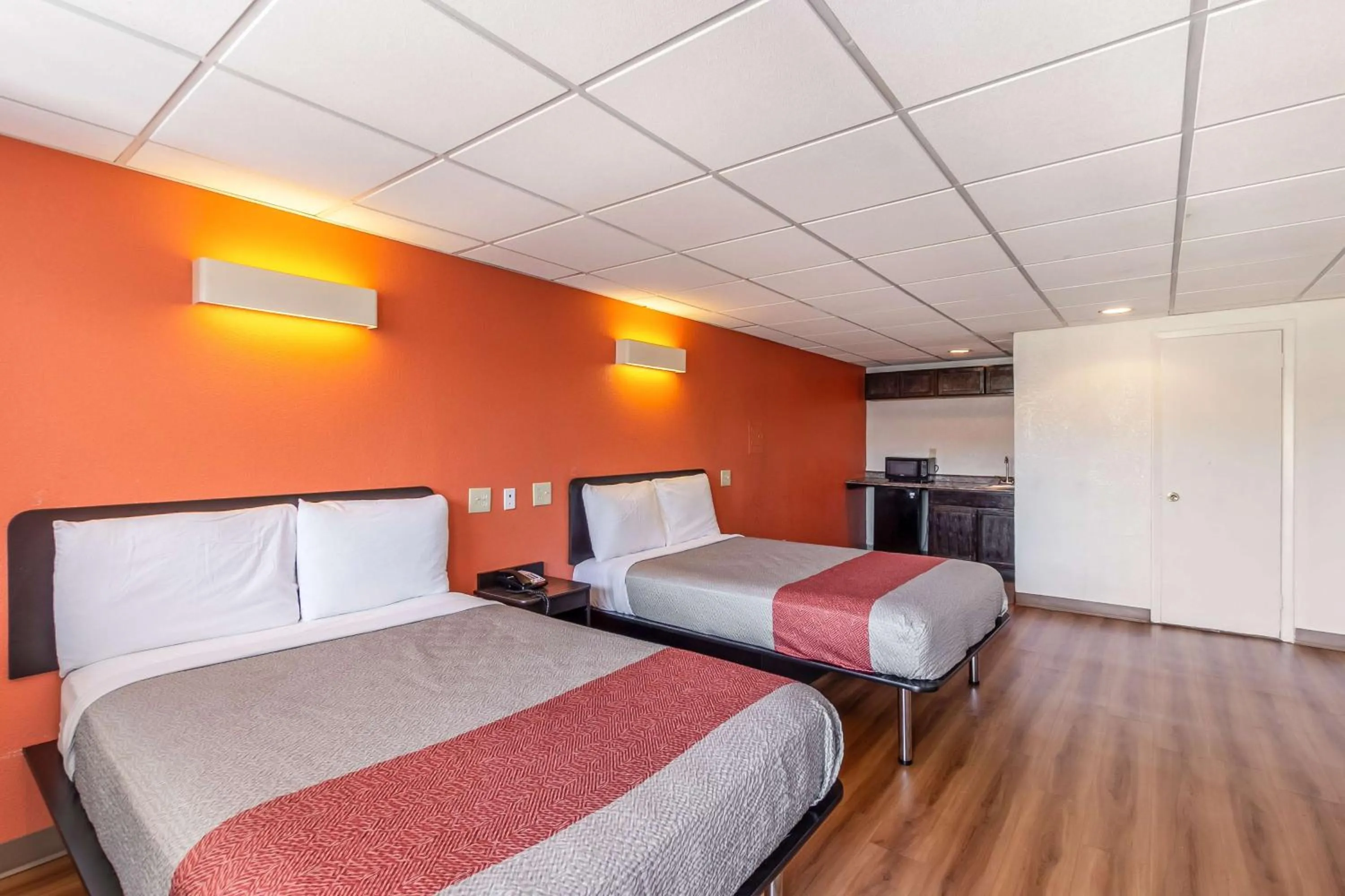 Kitchen or kitchenette in Motel 6 Elizabeth - Newark Liberty International Airport