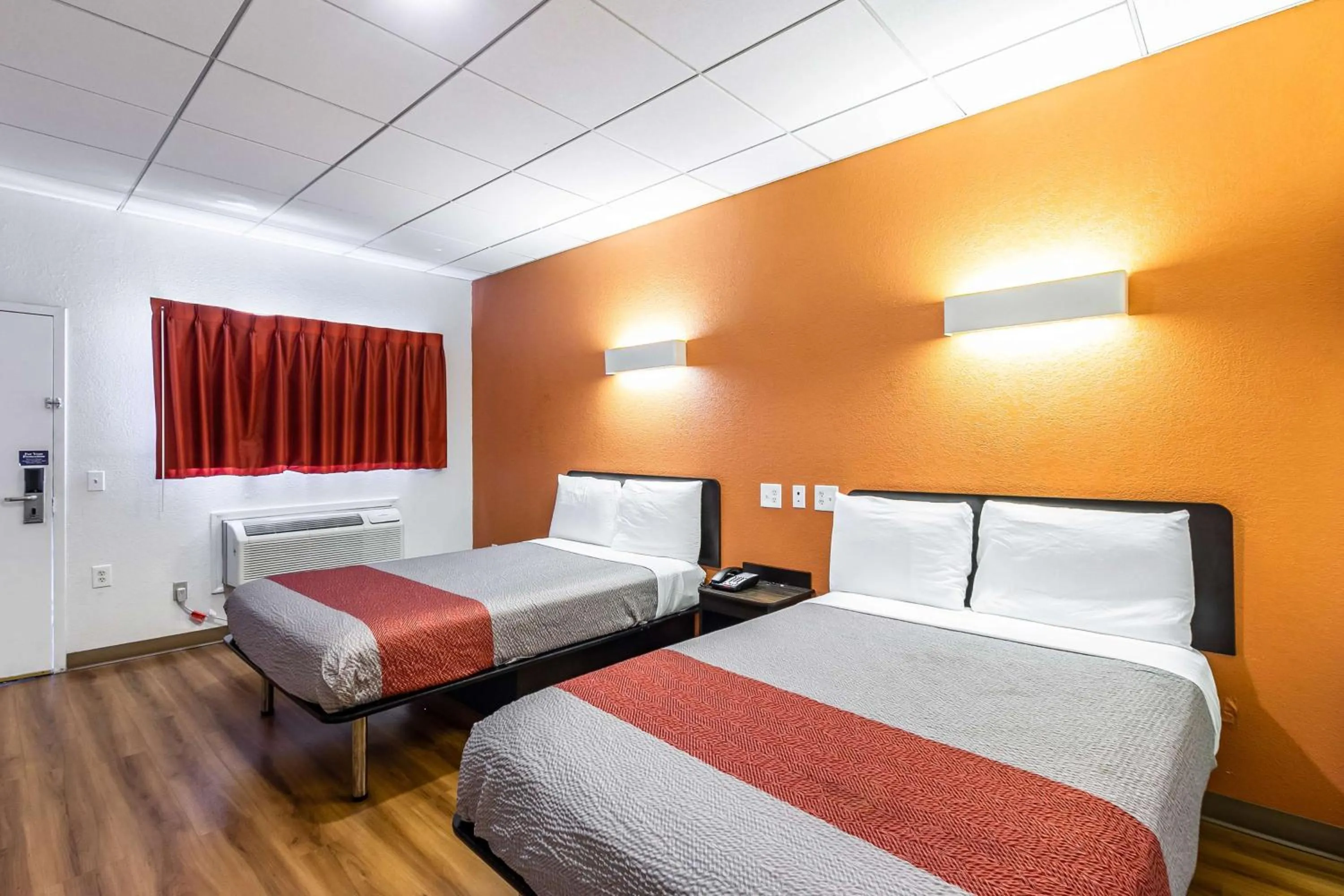 Bedroom in Motel 6 Elizabeth - Newark Liberty International Airport