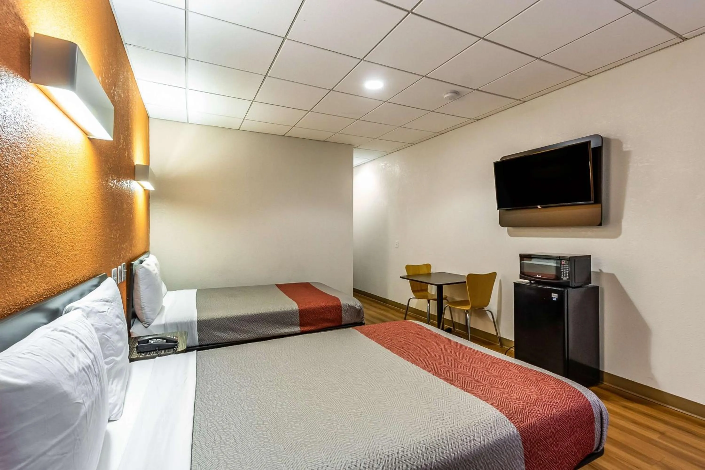 TV and multimedia in Motel 6 Elizabeth - Newark Liberty International Airport