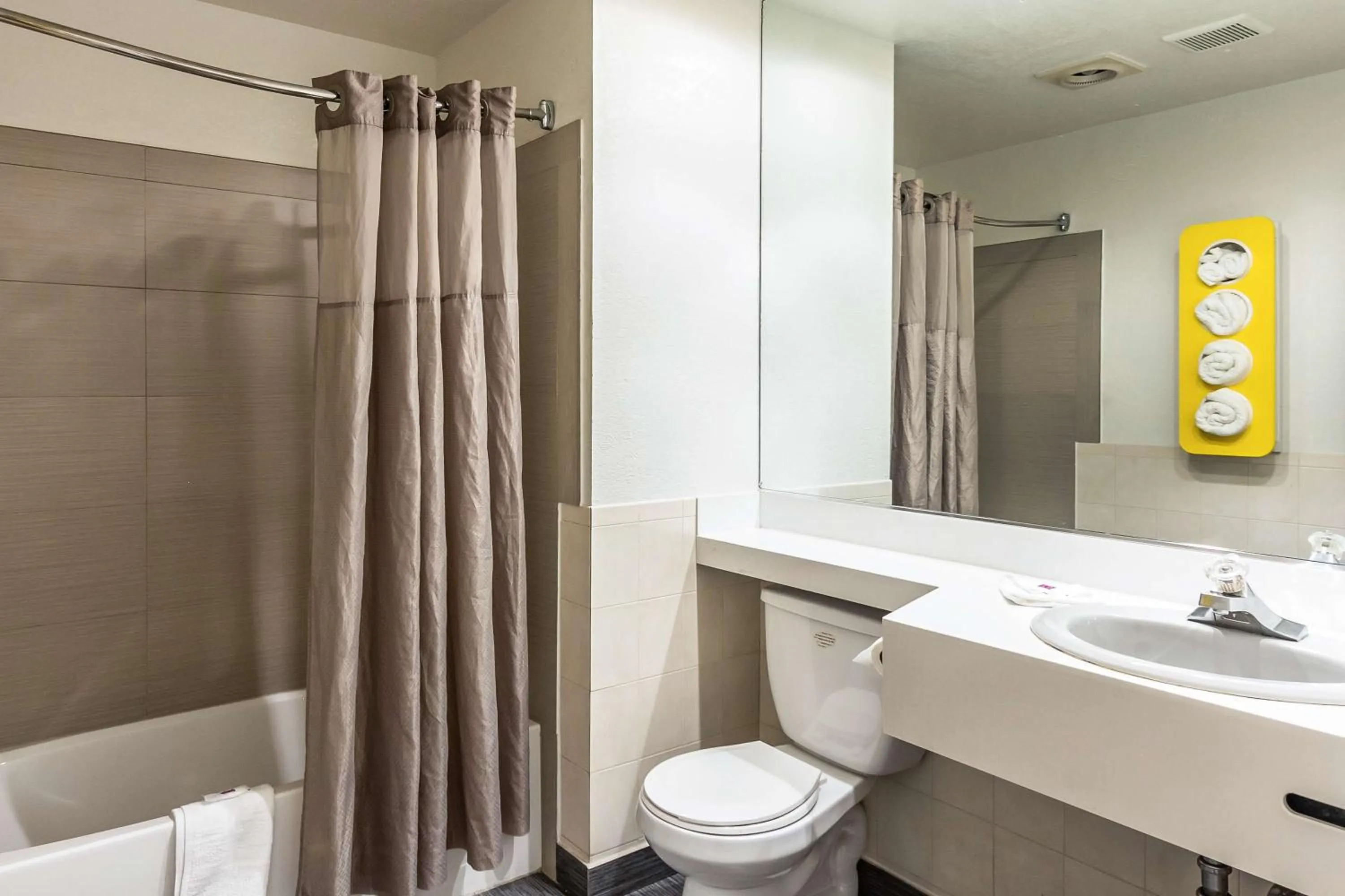 Shower, Bathroom in Motel 6 Elizabeth - Newark Liberty International Airport