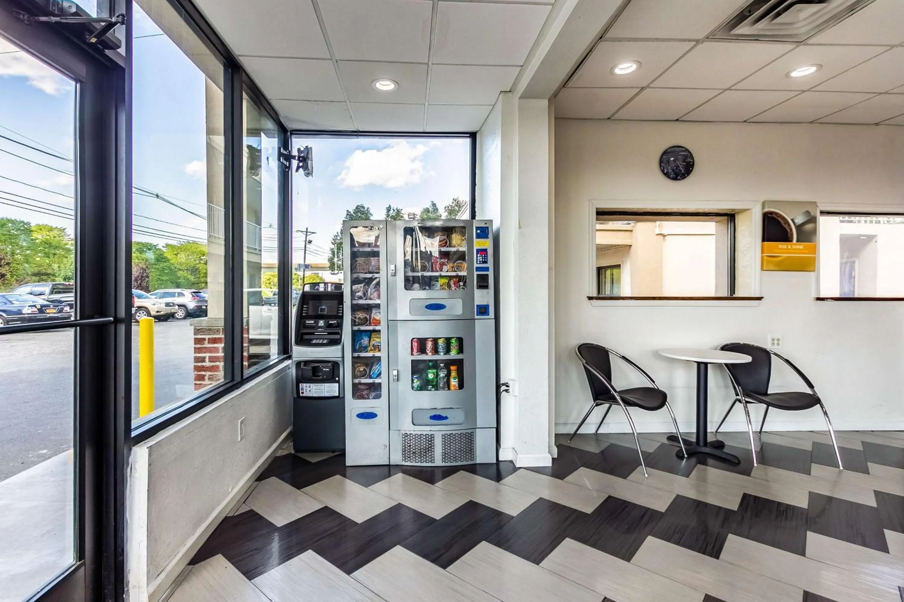 Facade/entrance, Fitness Center/Facilities in Motel 6 Elizabeth - Newark Liberty International Airport