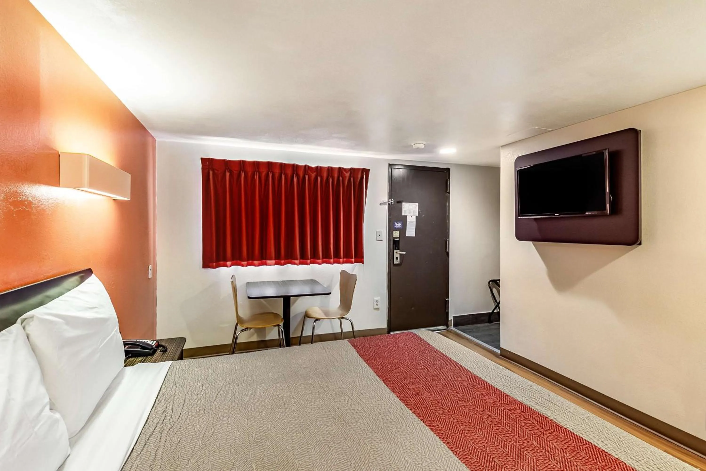 TV and multimedia, TV/Entertainment Center in Motel 6 Elizabeth - Newark Liberty International Airport