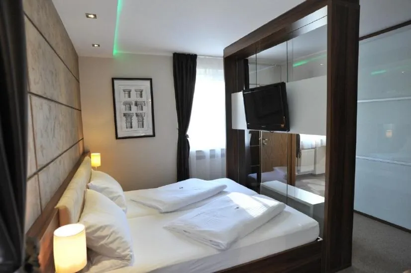 Bedroom, Bed in Hotel Bergischer Hof