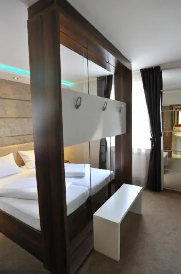 Bedroom, Bed in Hotel Bergischer Hof