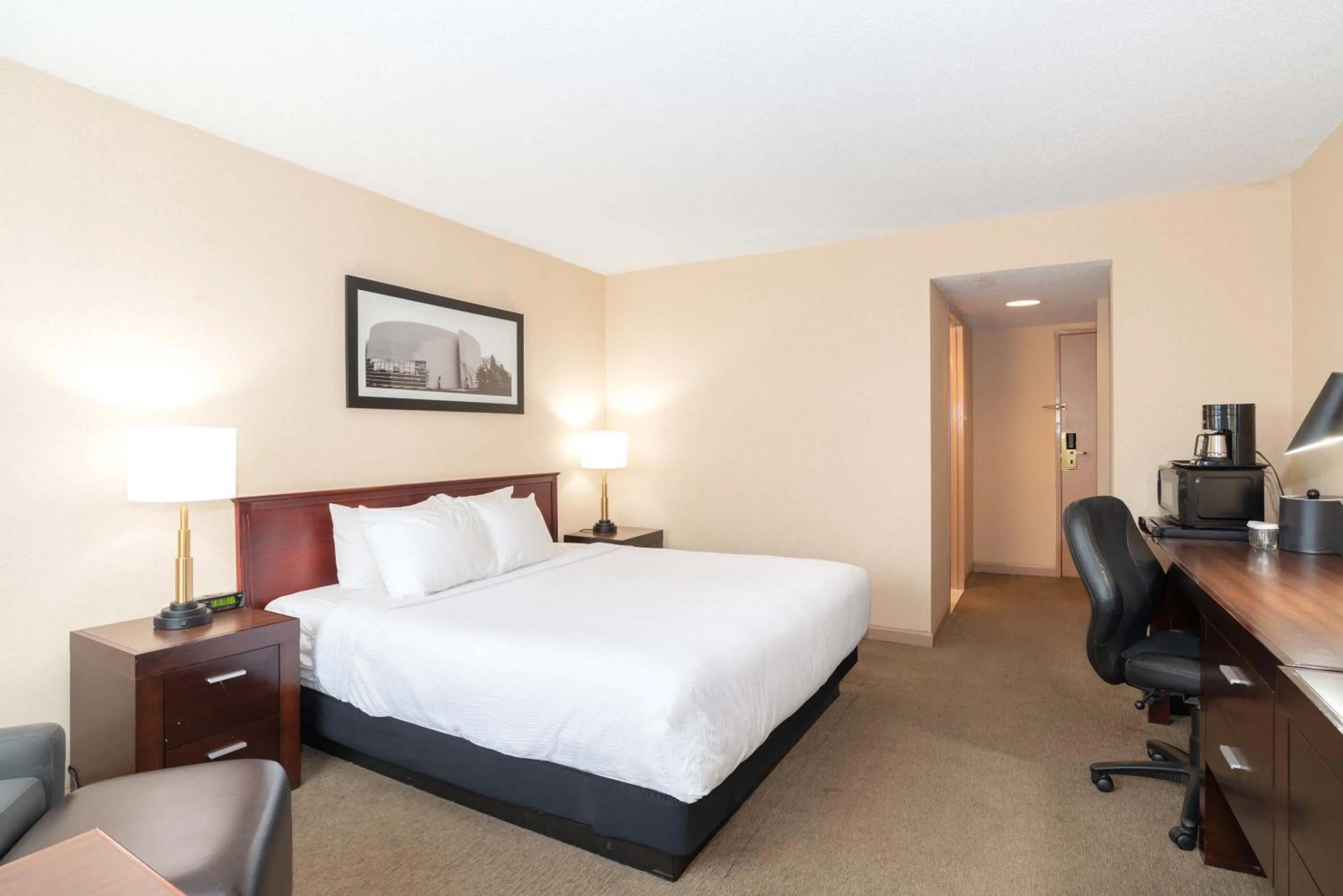 Photo of the whole room, Bed in Sandman Hotel Lethbridge