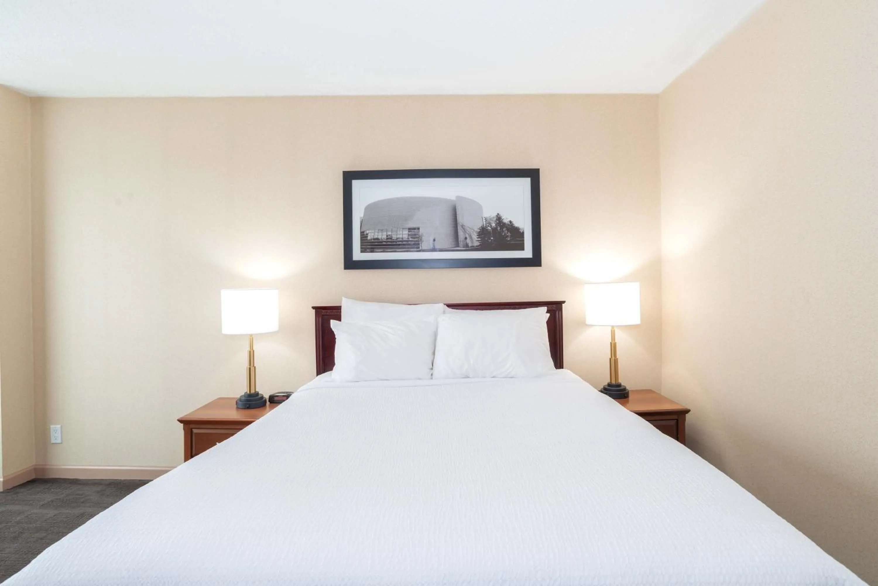 Photo of the whole room, Bed in Sandman Hotel Lethbridge