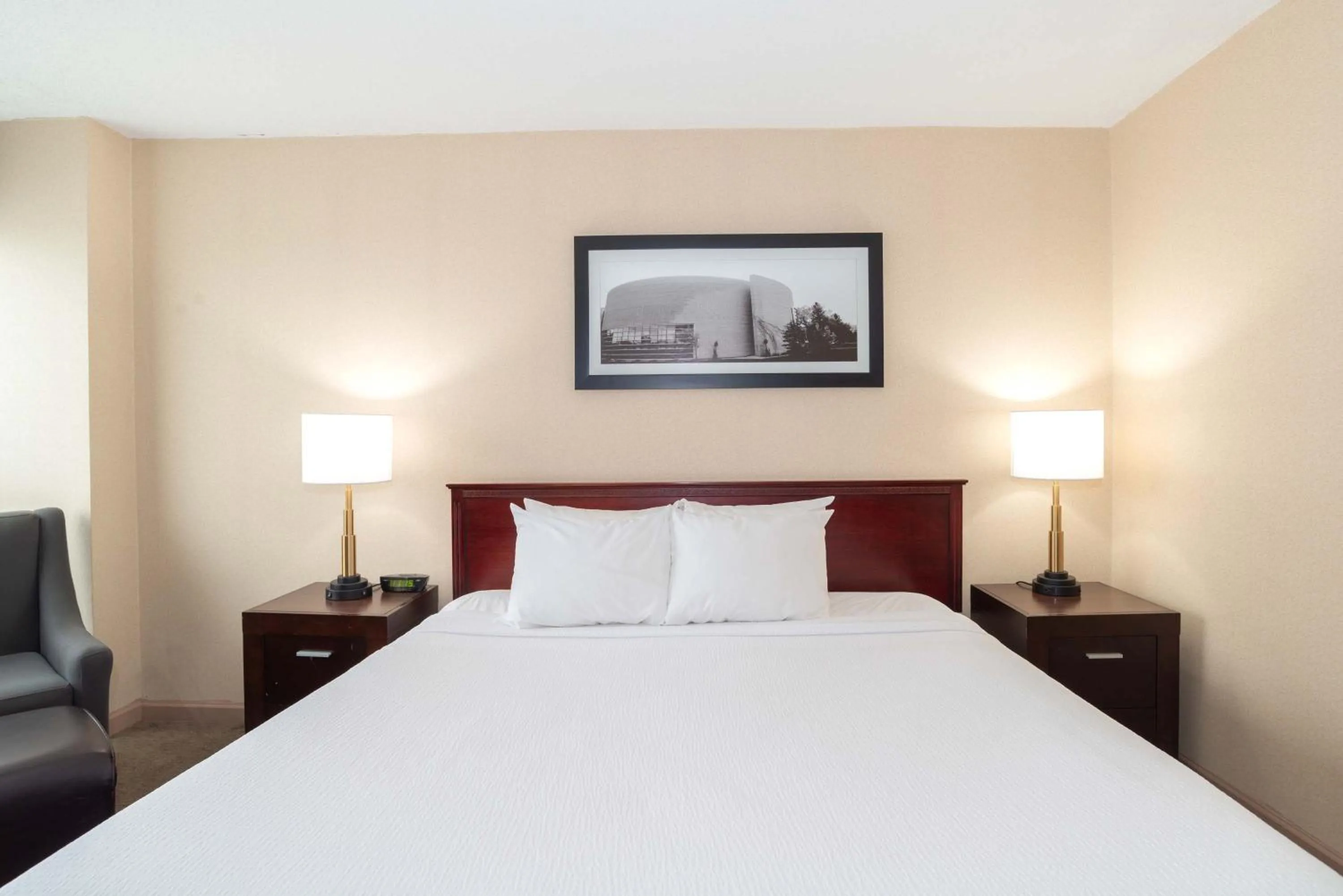 Photo of the whole room, Bed in Sandman Hotel Lethbridge