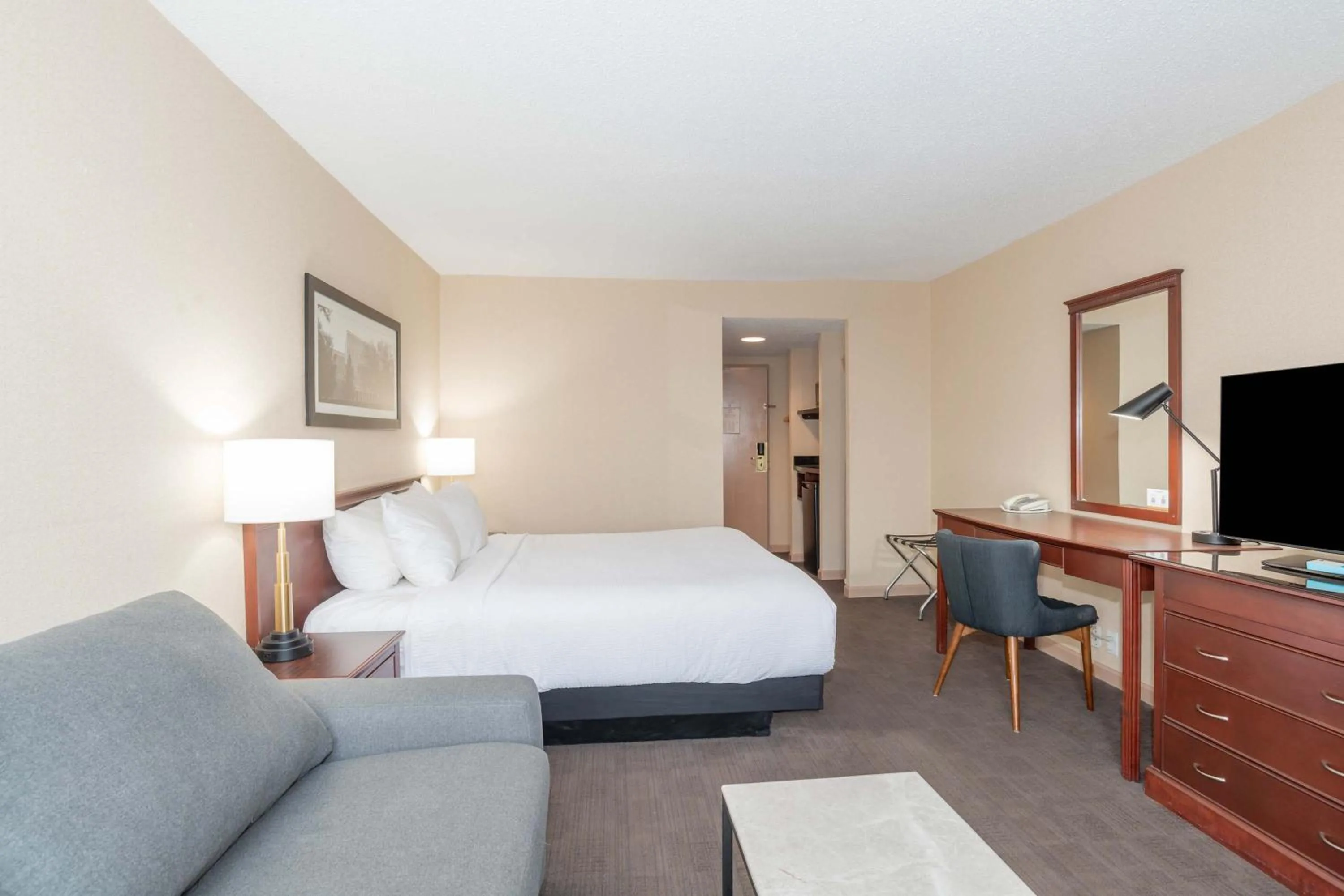 Photo of the whole room, Bed in Sandman Hotel Lethbridge