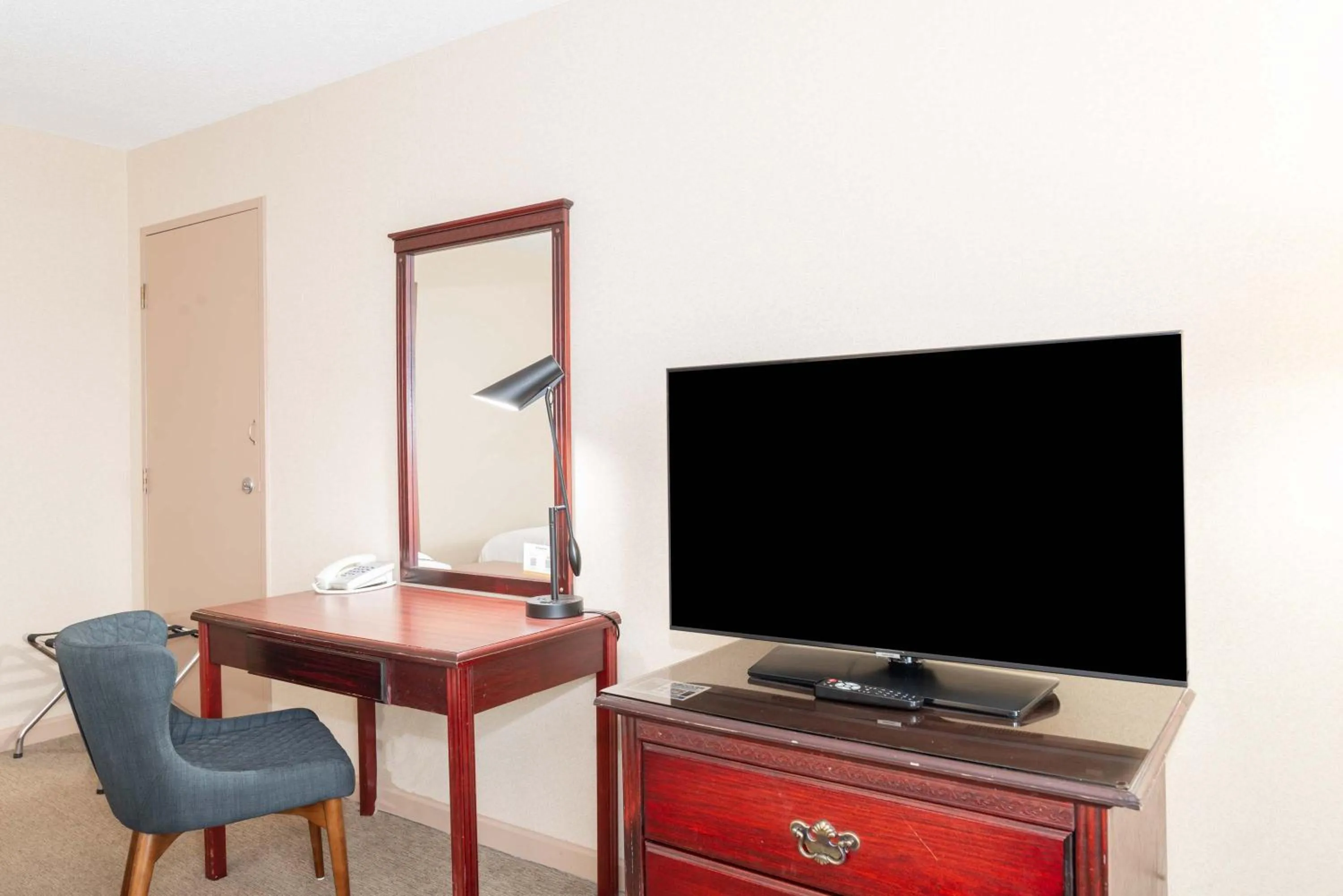 Photo of the whole room in Sandman Hotel Lethbridge