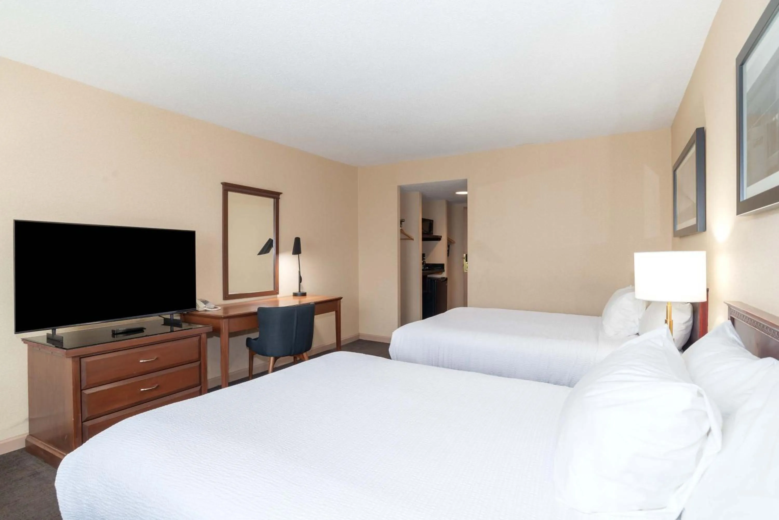 Photo of the whole room, Bed in Sandman Hotel Lethbridge