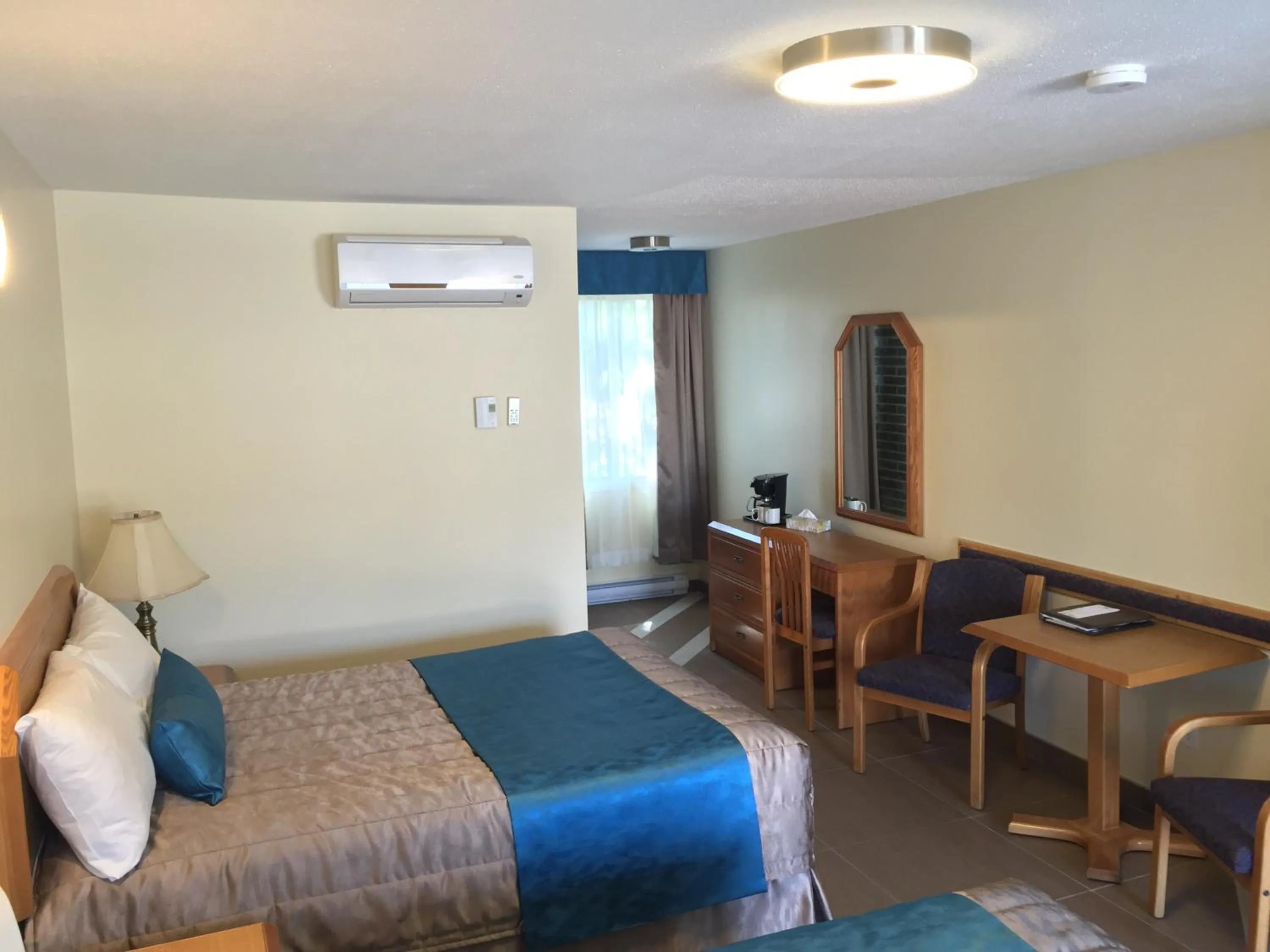 Bed in Motel Du Chevalier