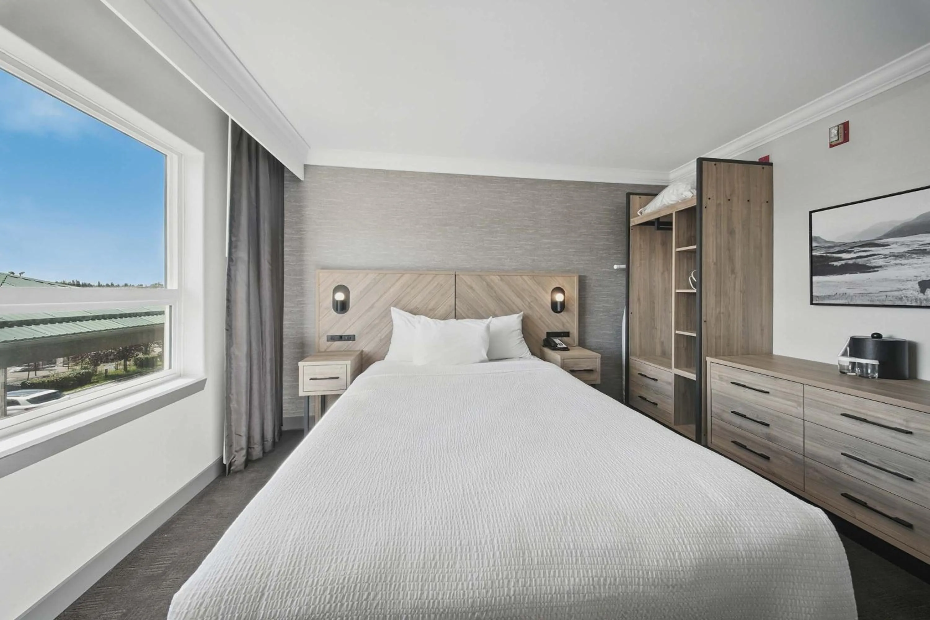 Photo of the whole room, Bed in Sandman Hotel Red Deer