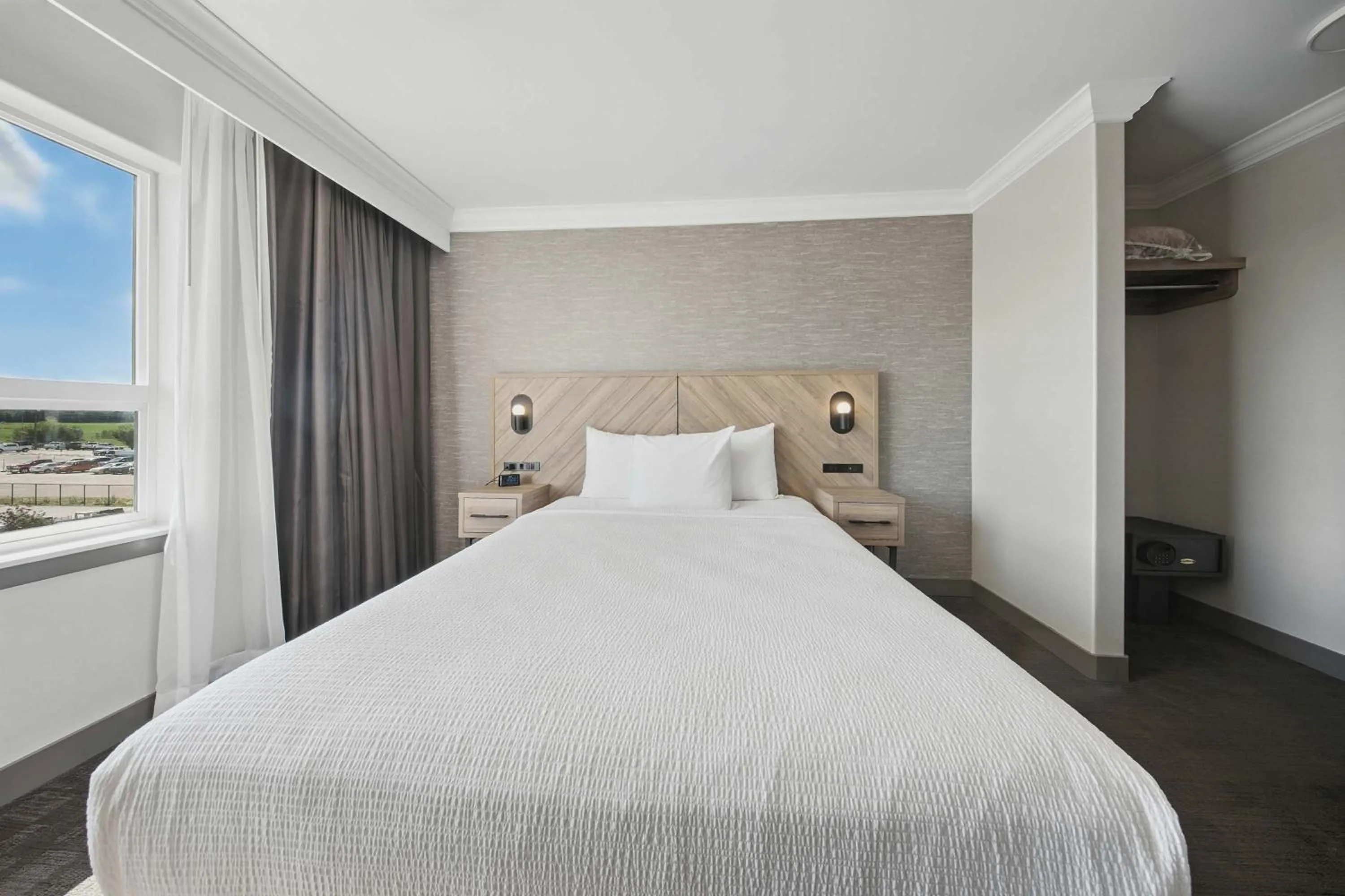 Photo of the whole room, Bed in Sandman Hotel Red Deer