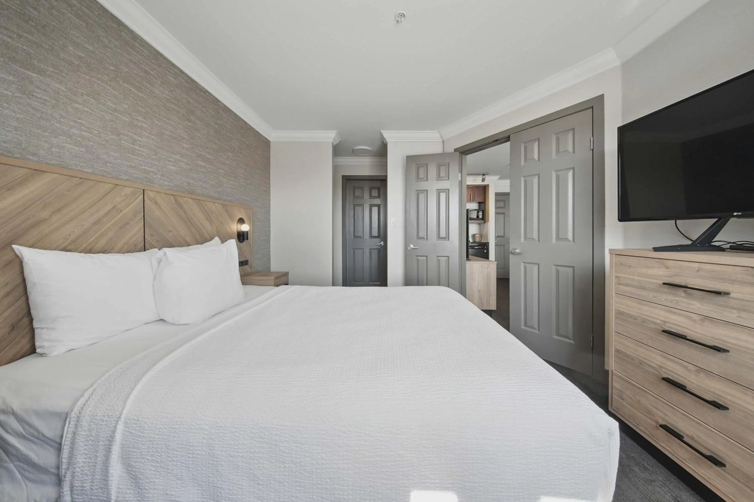 Photo of the whole room, Bed in Sandman Hotel Red Deer