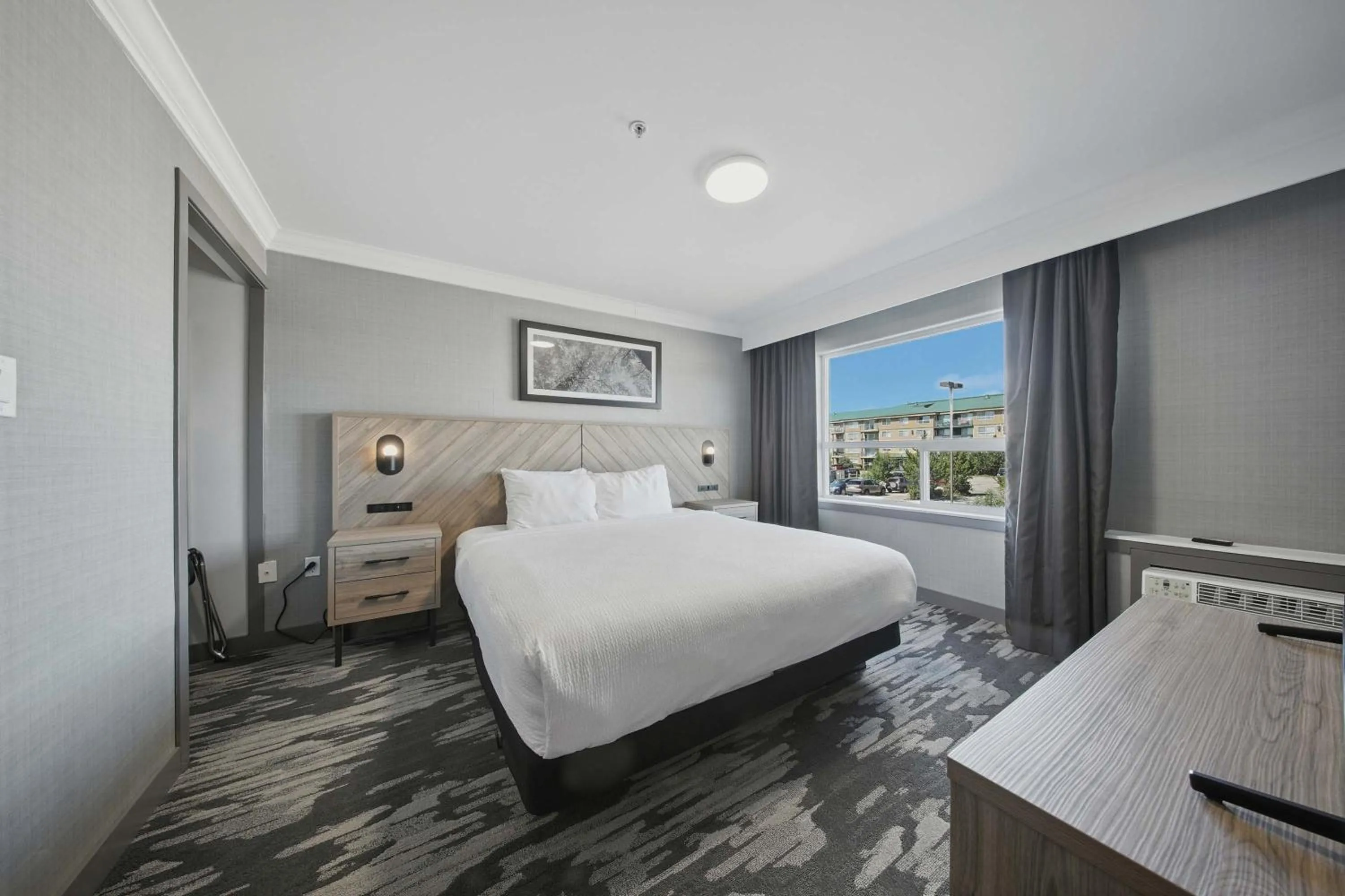 Photo of the whole room, Bed in Sandman Hotel Red Deer