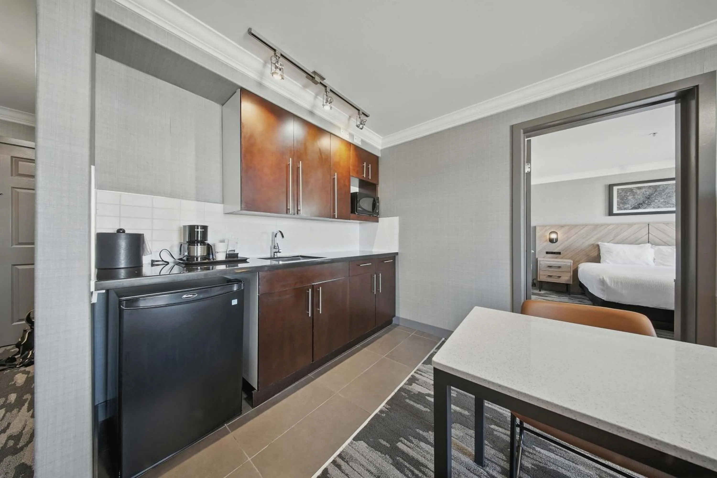 Kitchen or kitchenette, Bed in Sandman Hotel Red Deer