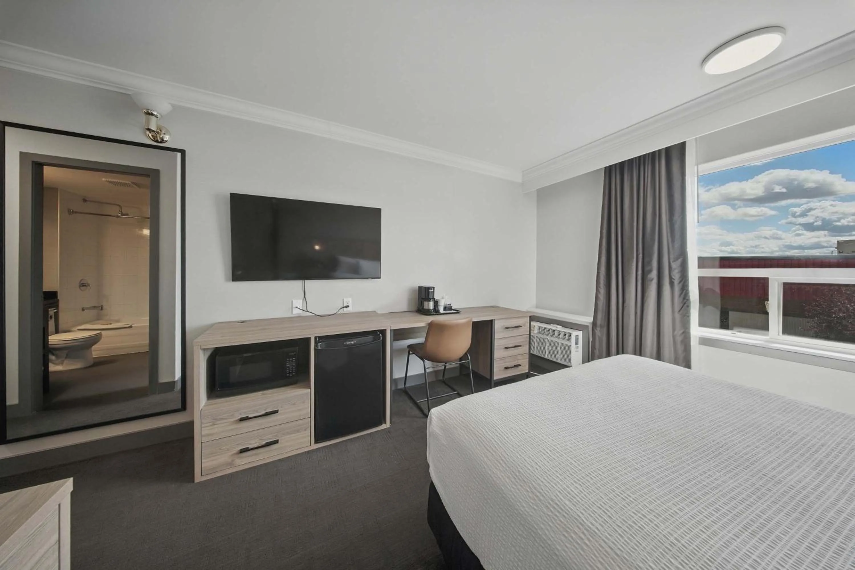 Photo of the whole room, Bed in Sandman Hotel Red Deer