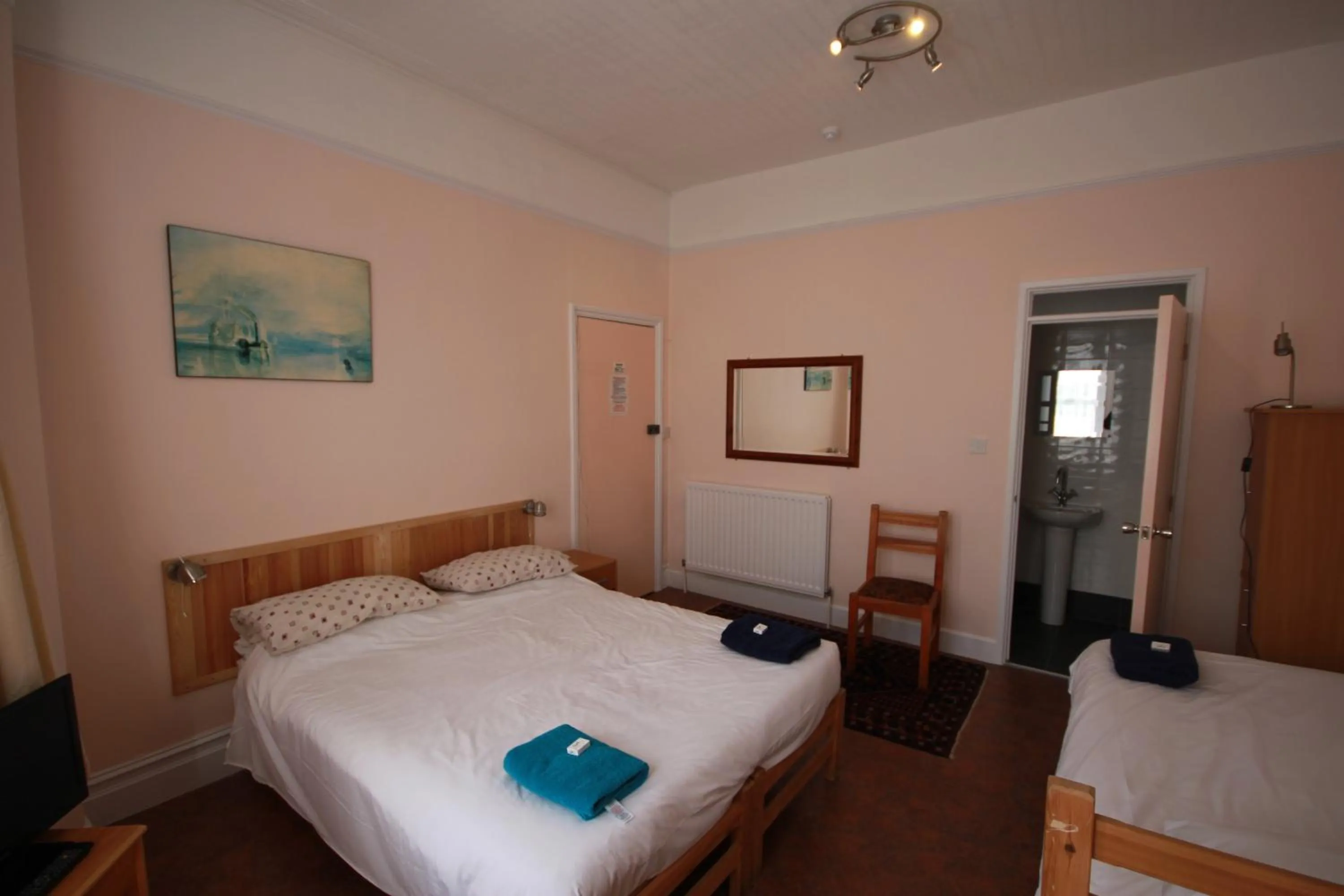 Bedroom, Bed in Dolphins Hotel