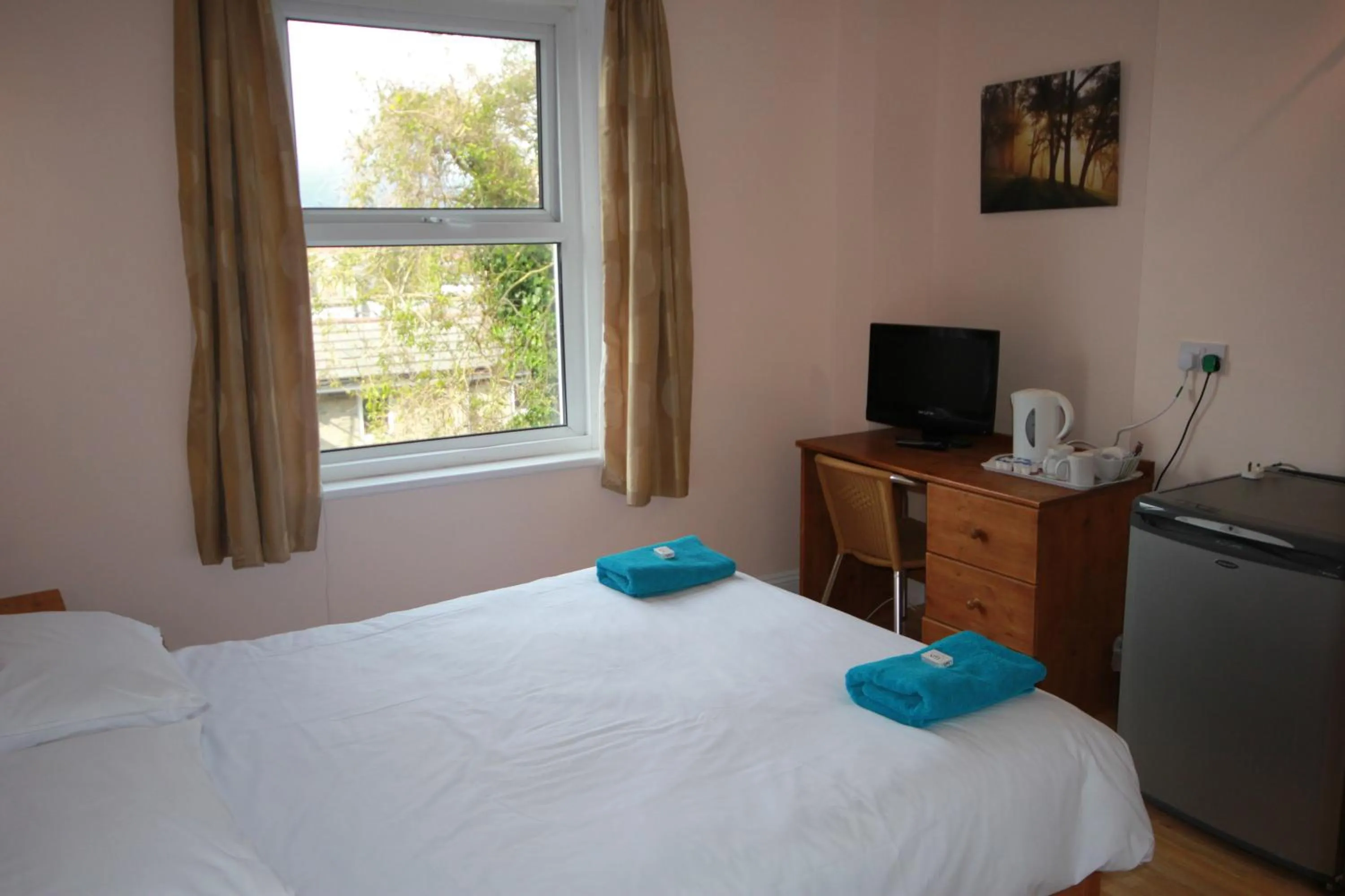 Bedroom, Bed in Dolphins Hotel