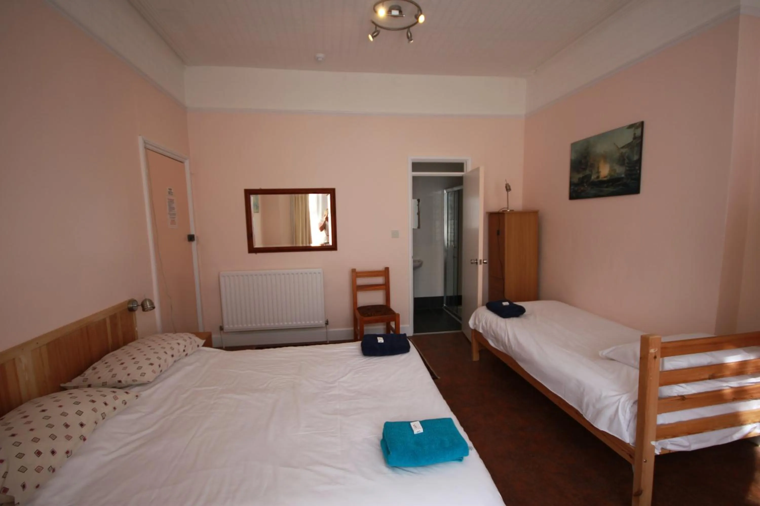 Bedroom, Bed in Dolphins Hotel