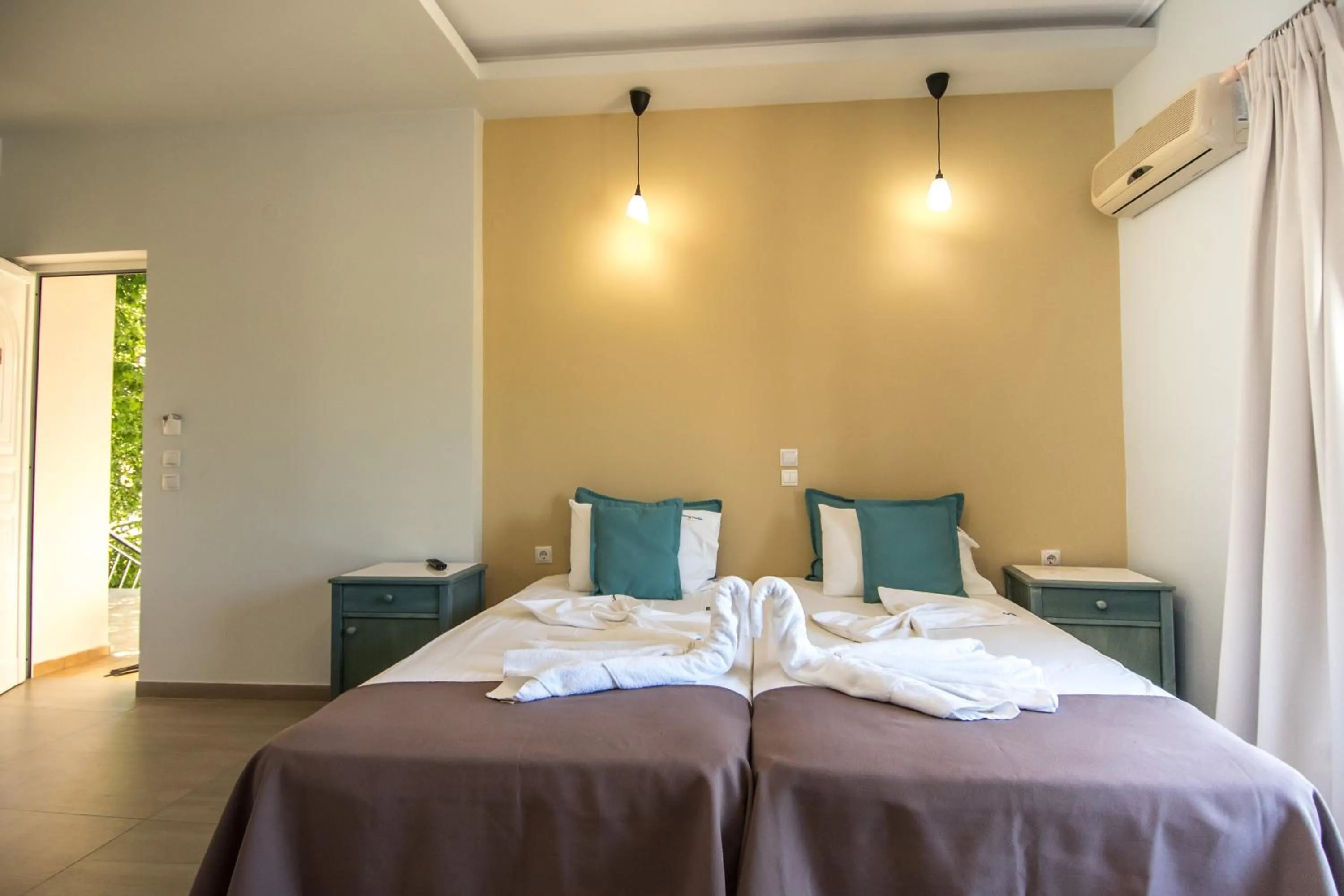 Bed in Sunny Garden Hotel